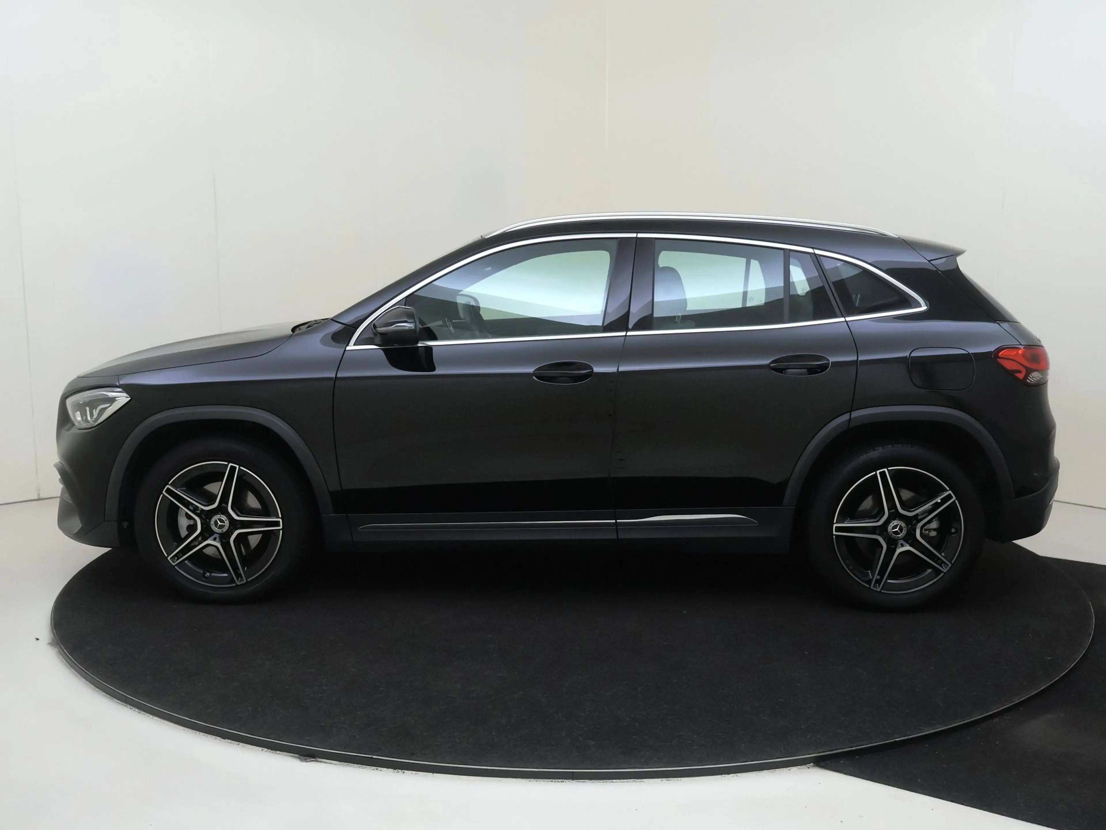 Mercedes-Benz GLA 250 e AMG Line — photo 8