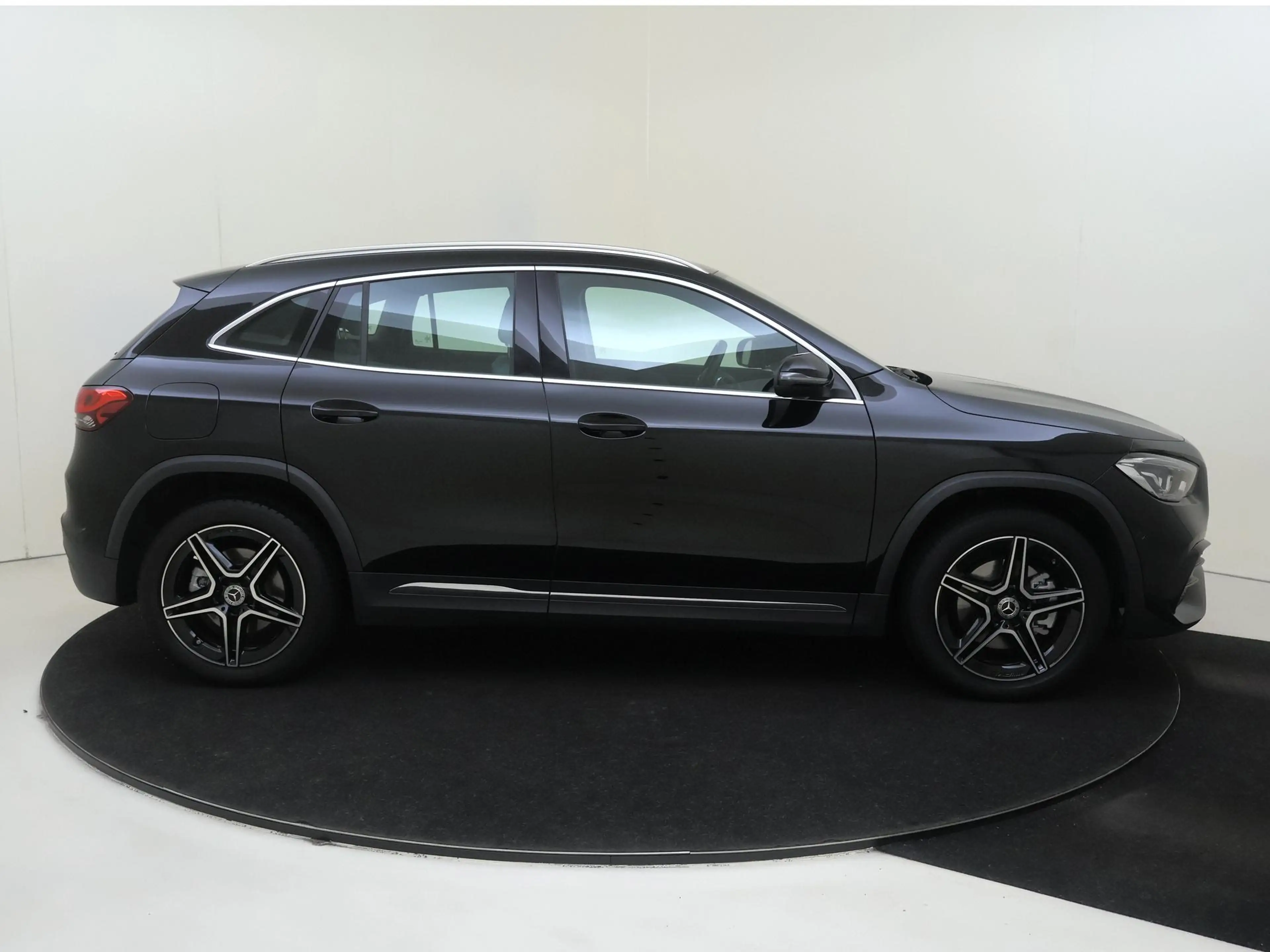 Mercedes-Benz GLA 250 e AMG Line — photo 9