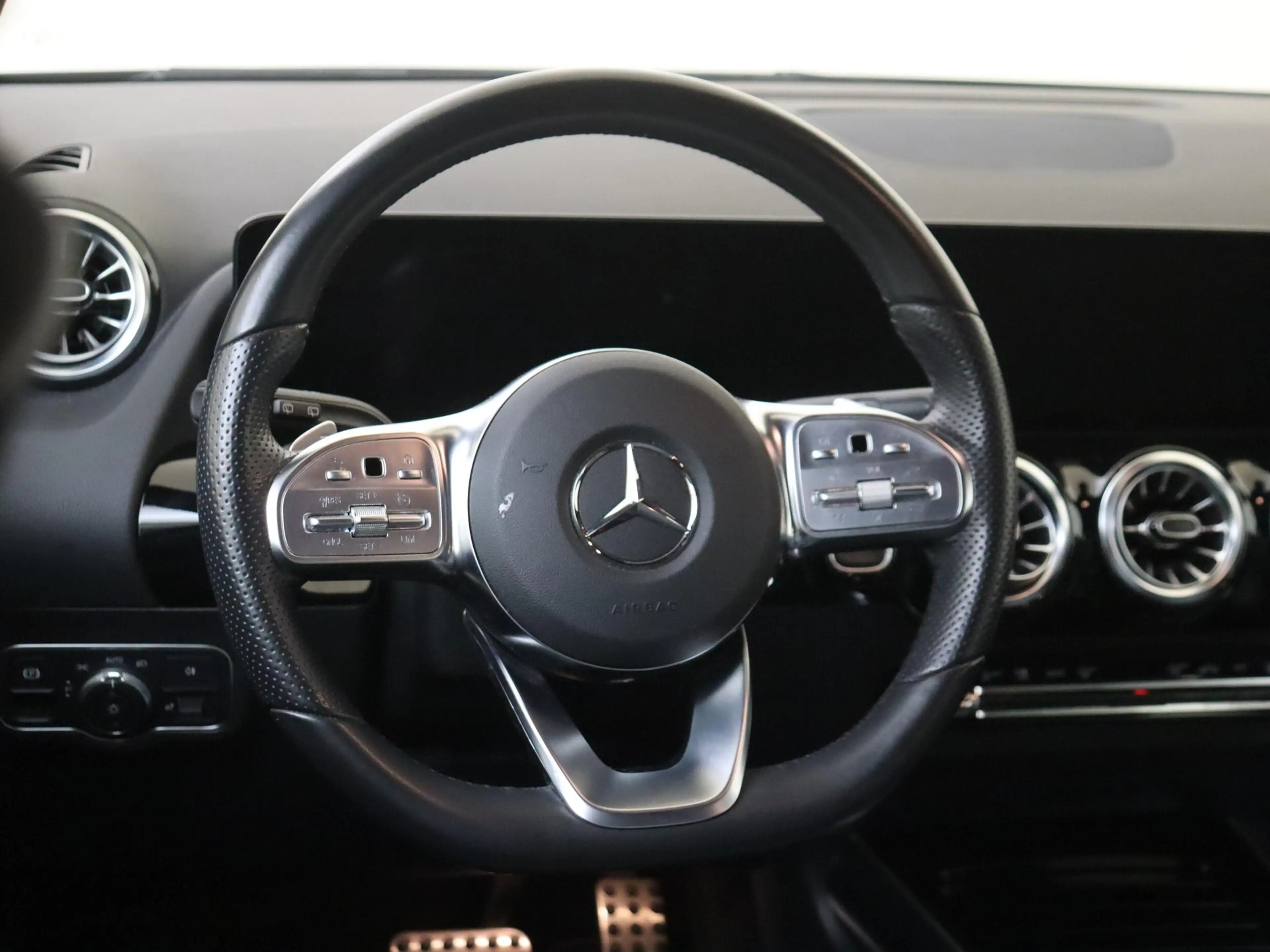 Mercedes-Benz GLA 250 e AMG Line — photo 10