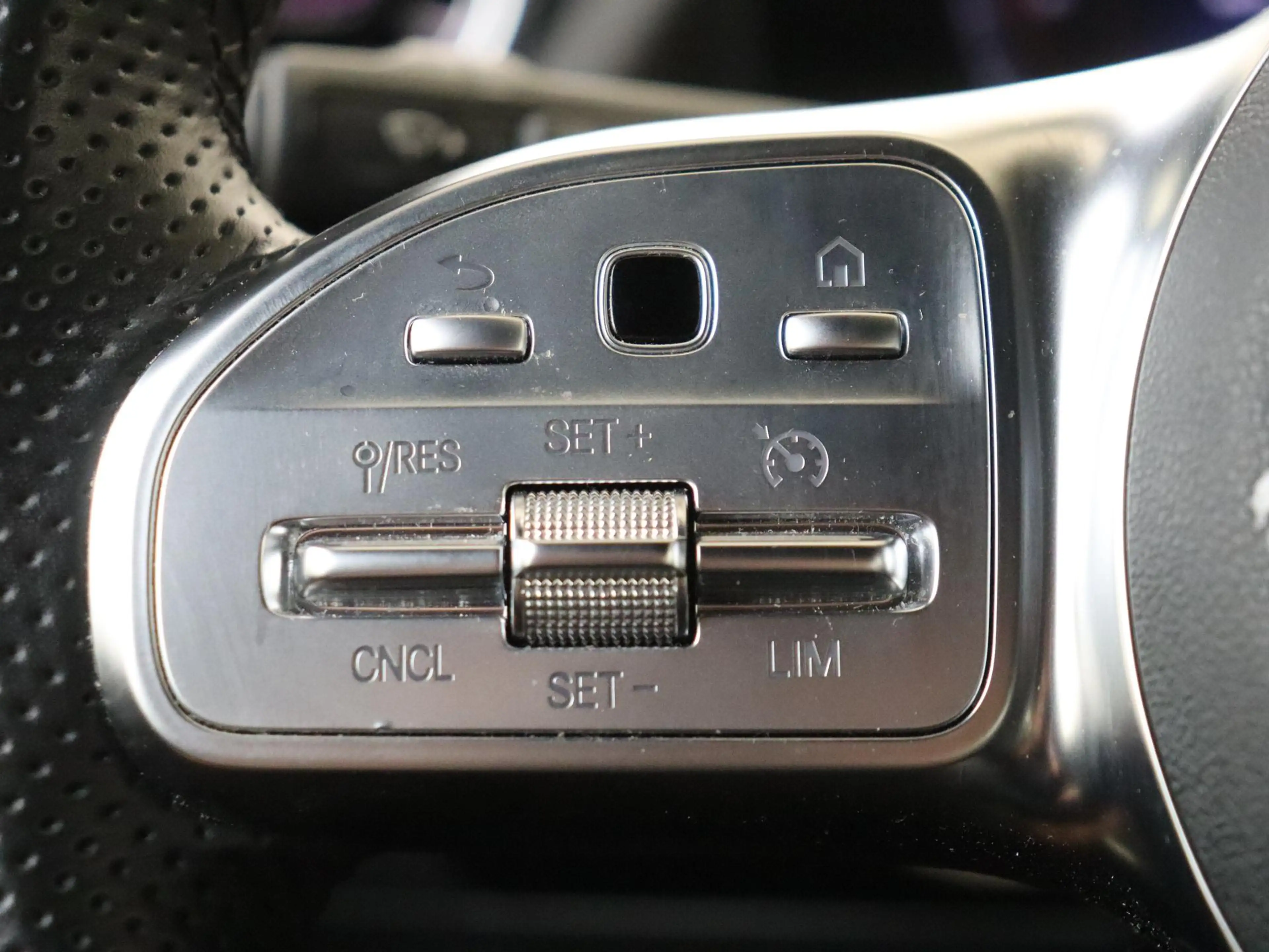 Mercedes-Benz GLA 250 e AMG Line — photo 12