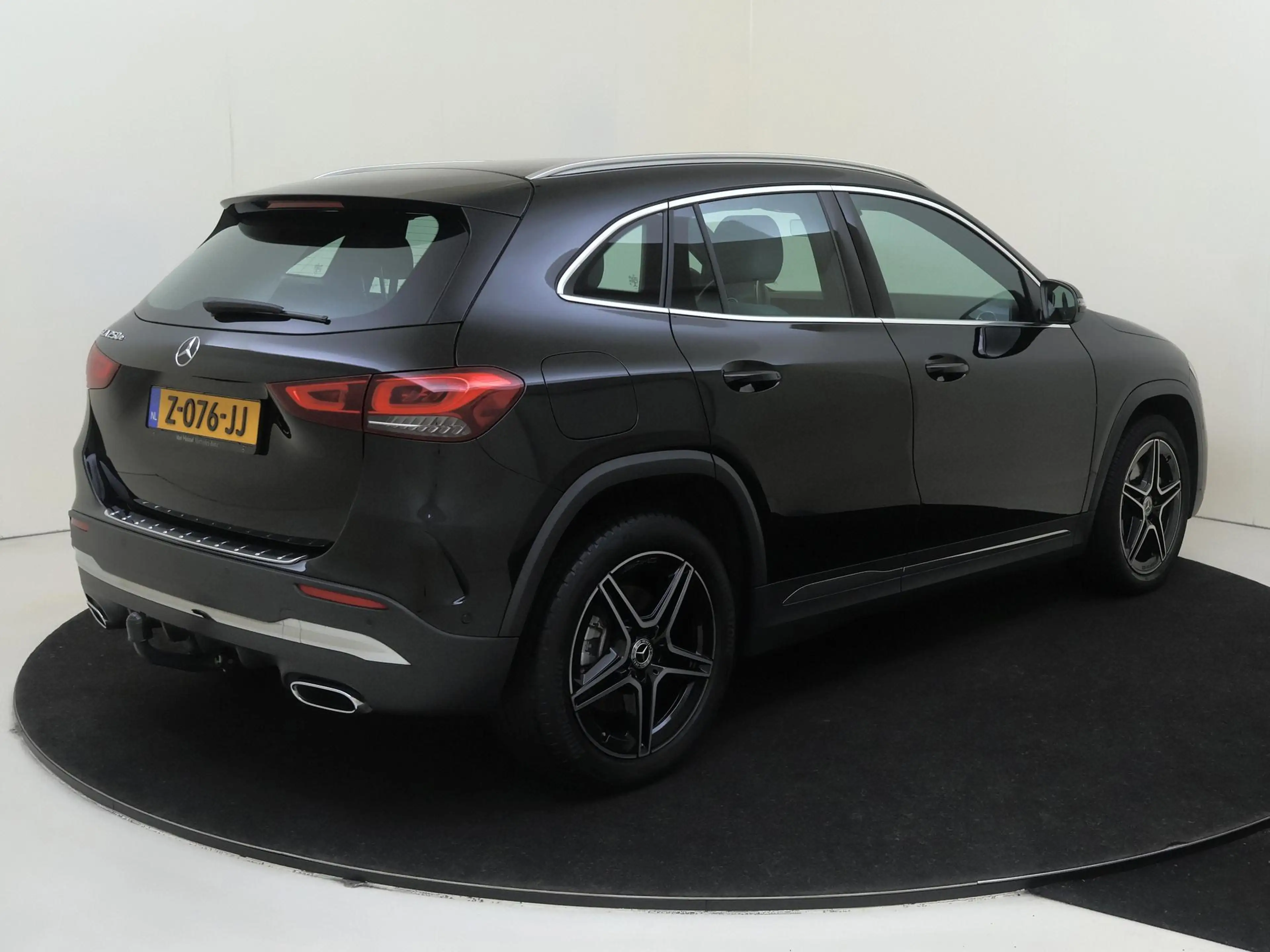 Mercedes-Benz GLA 250 e AMG Line — photo 4