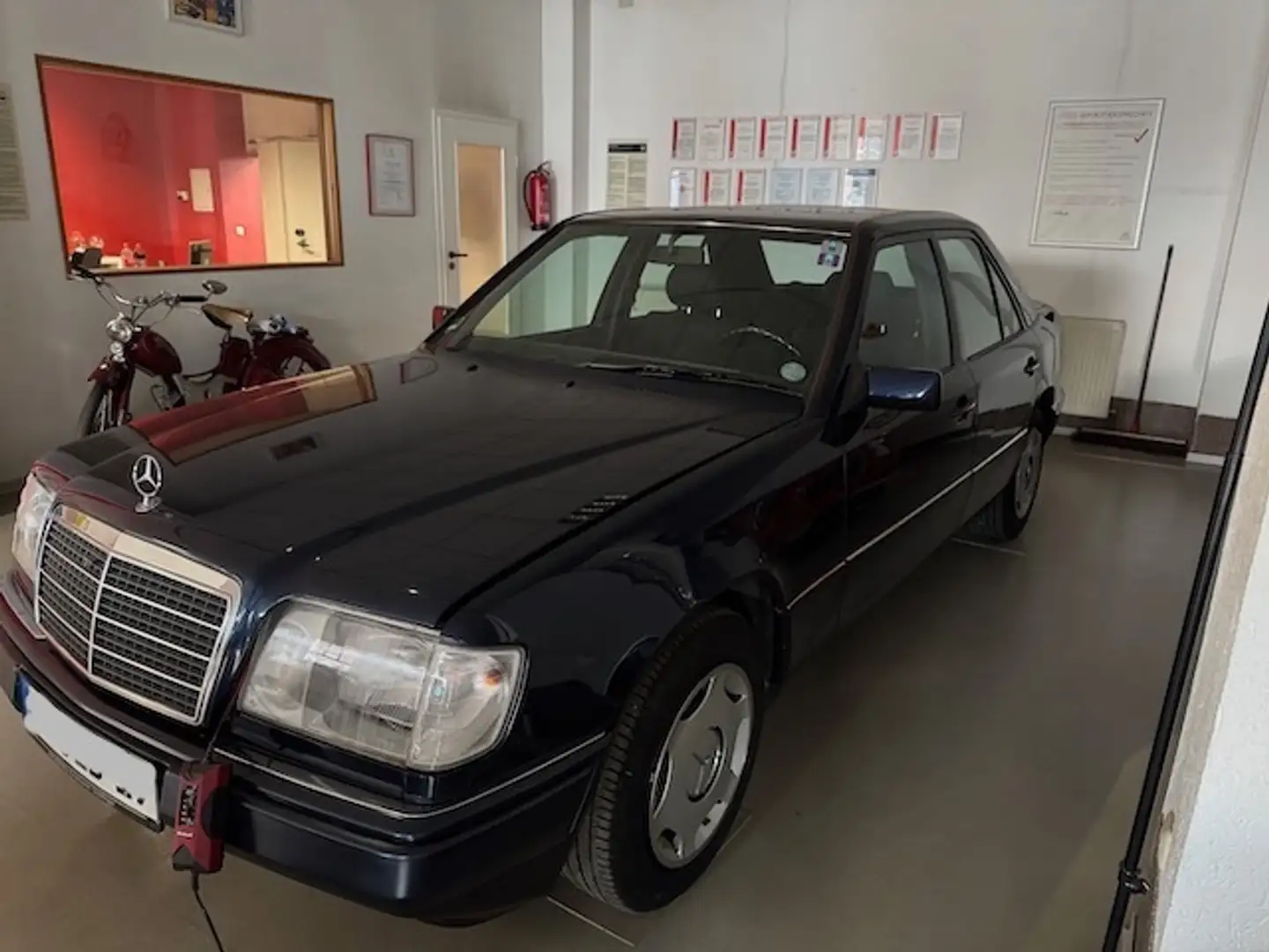 Mercedes-Benz E 200 Blau - 2