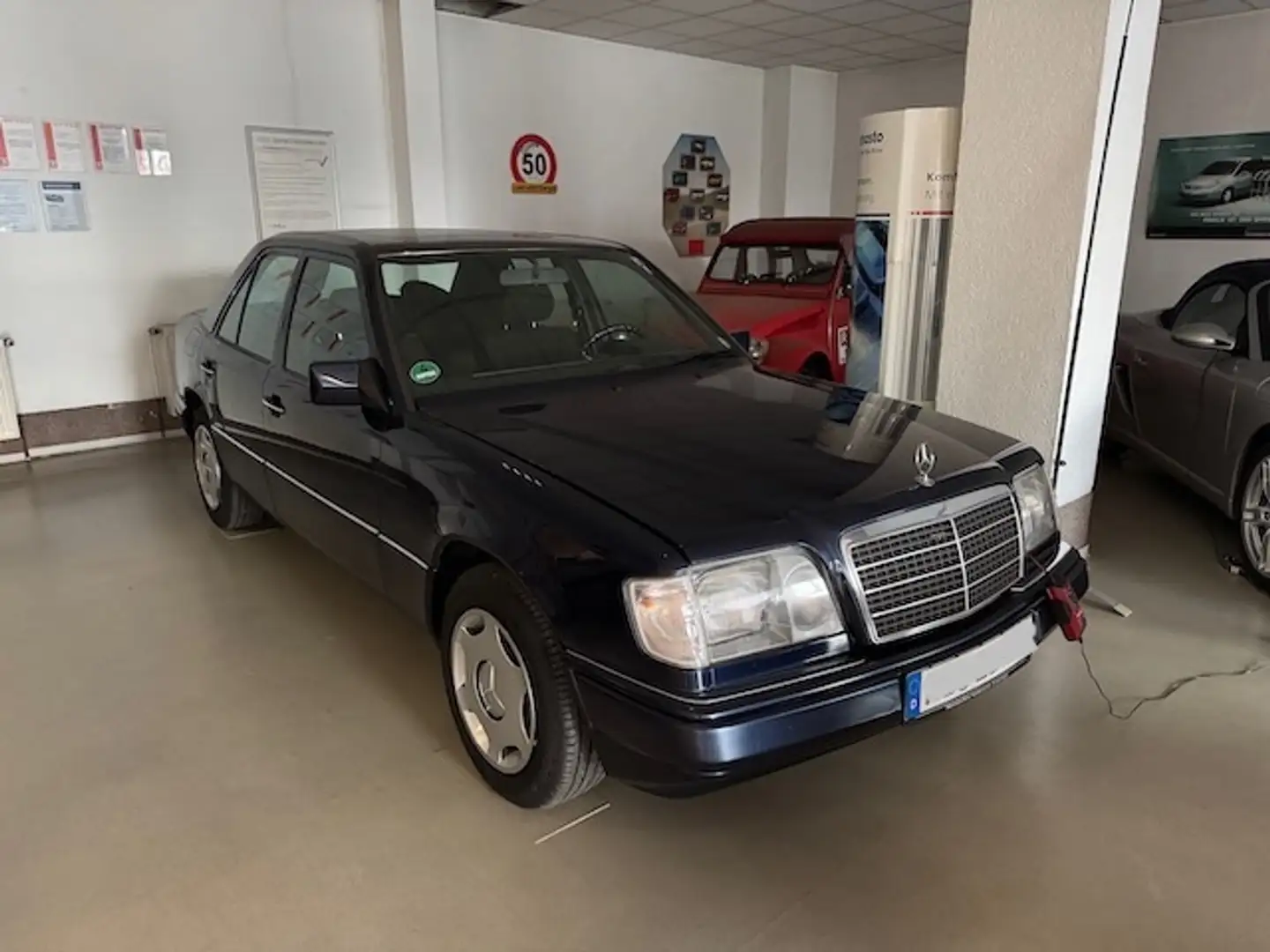 Mercedes-Benz E 200 Blau - 1