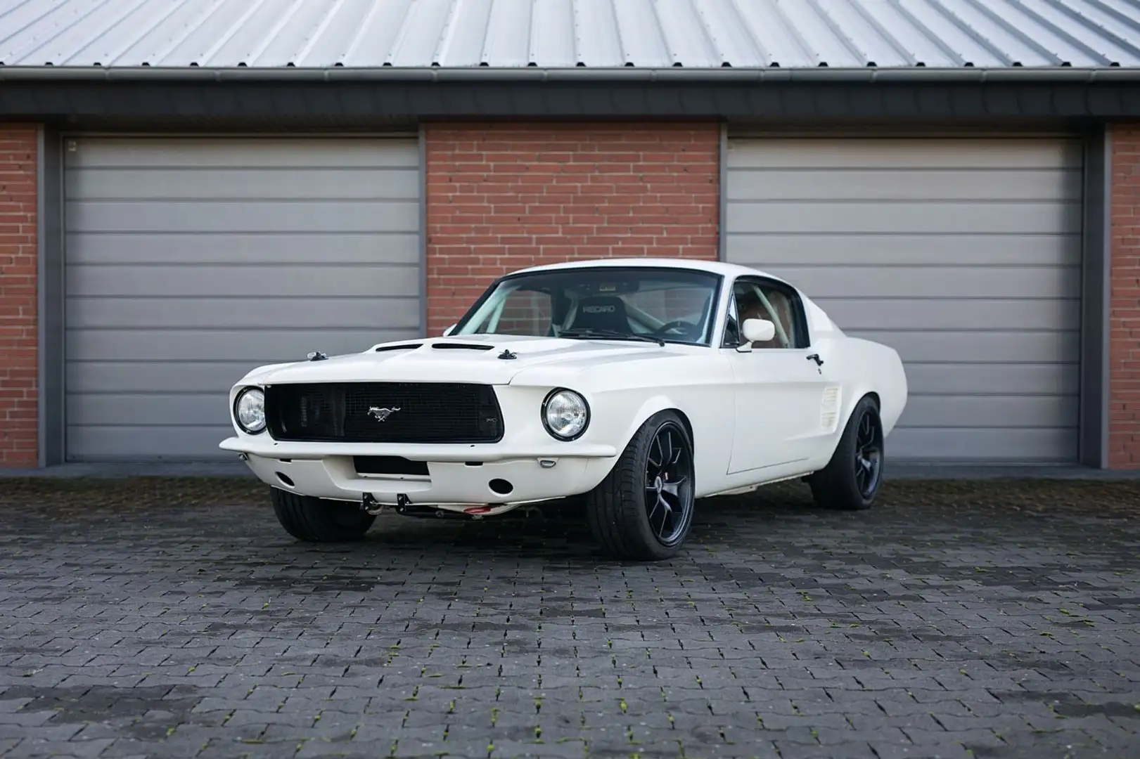 Ford Mustang Fastback Custom | 6.5l Ford Racing Motor Weiß - 1