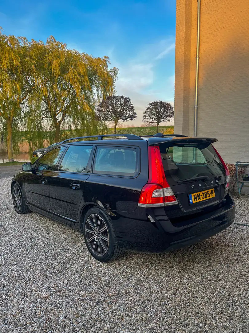 Volvo V70 2.0 D3 Dynamic Edition crna - 2