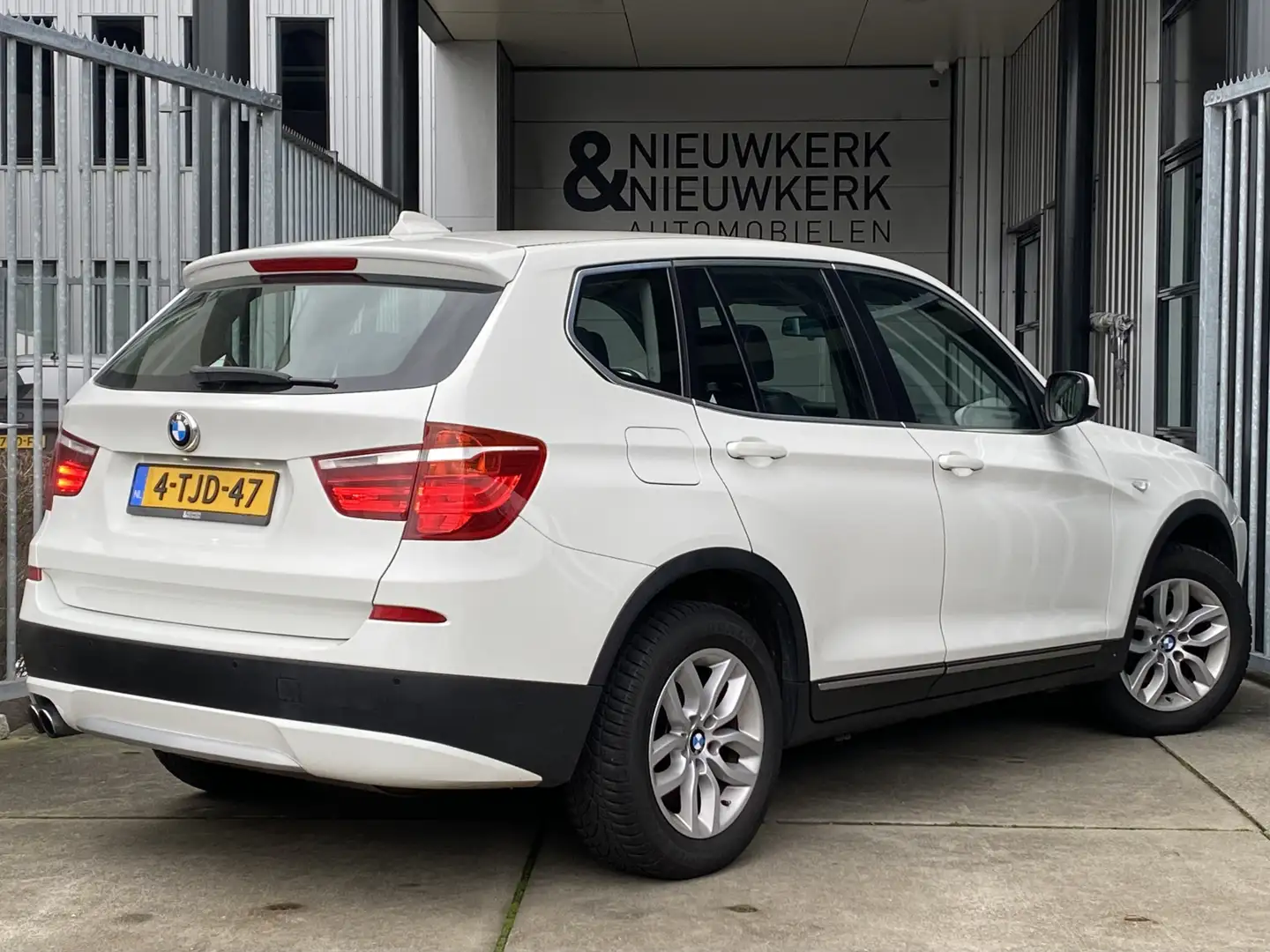 BMW X3 xDrive28i High Executive | AUTOMAAT | LEDER | NAVI Wit - 2