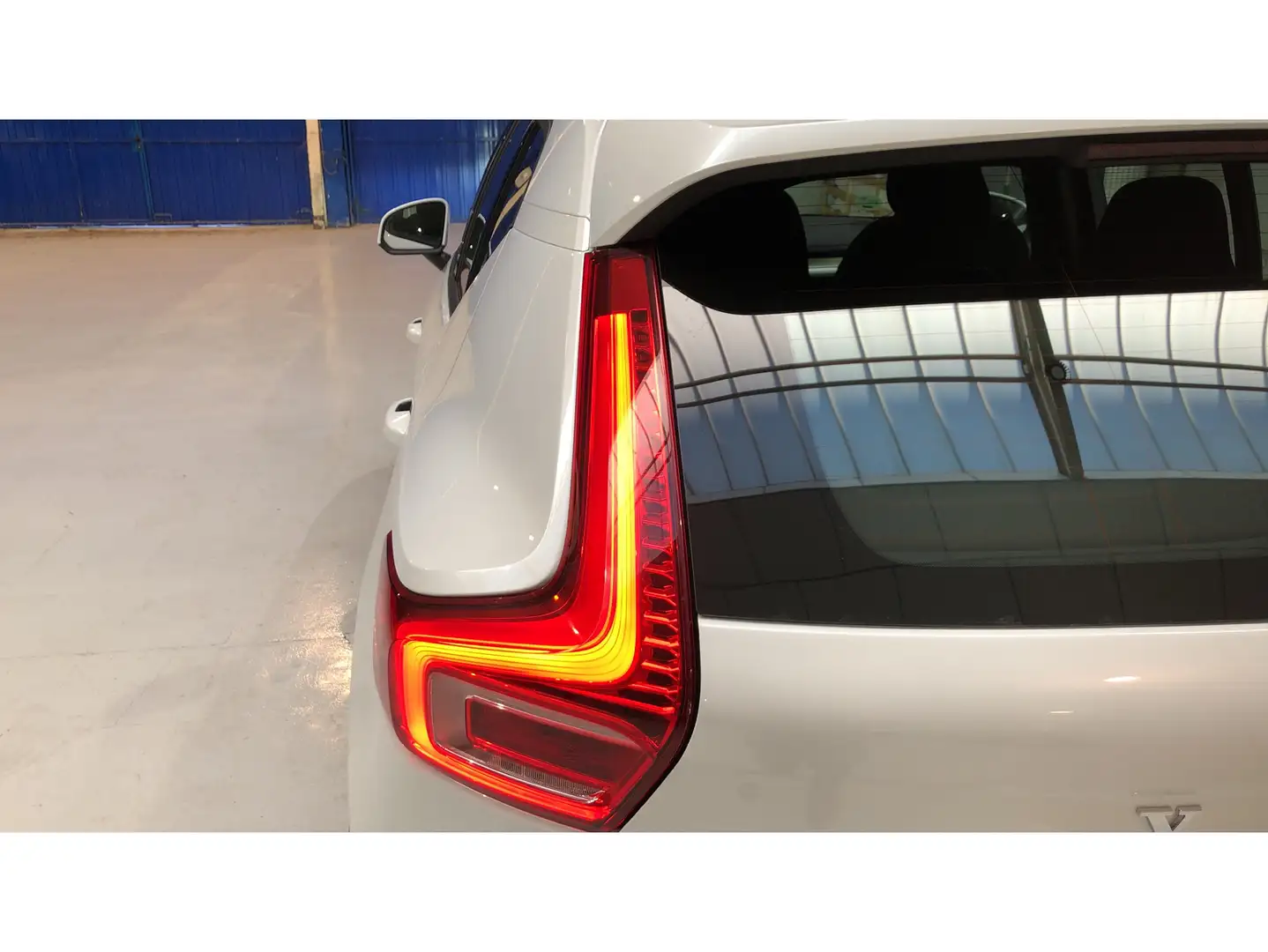 Volvo XC40 T2 Momentum Pro Aut. Weiß - 2