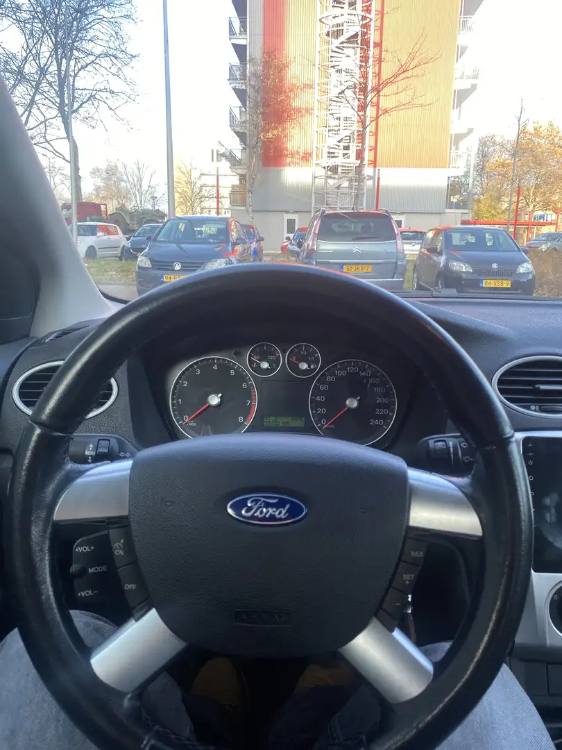Ford Focus 1.6-16V Futura Cruise, Airco Hatchback 5 deurs Zwart - 2