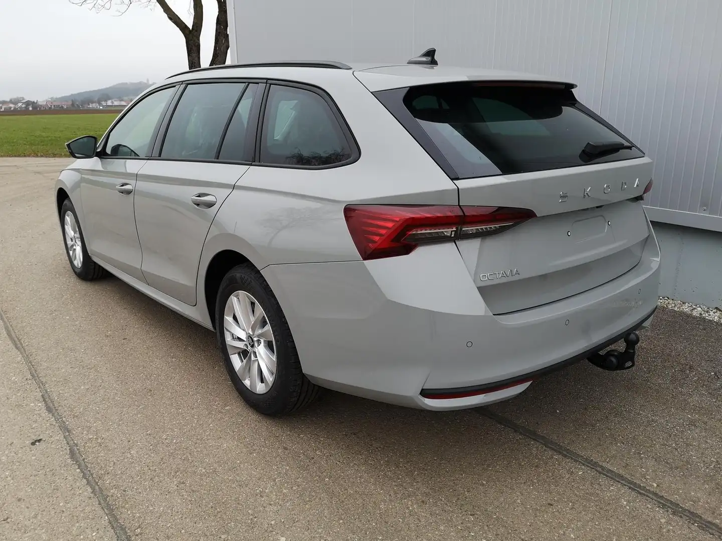 Skoda Octavia Combi 2.0 TDI 110 kW Selection Kombi DSG Navi P... Grau - 2