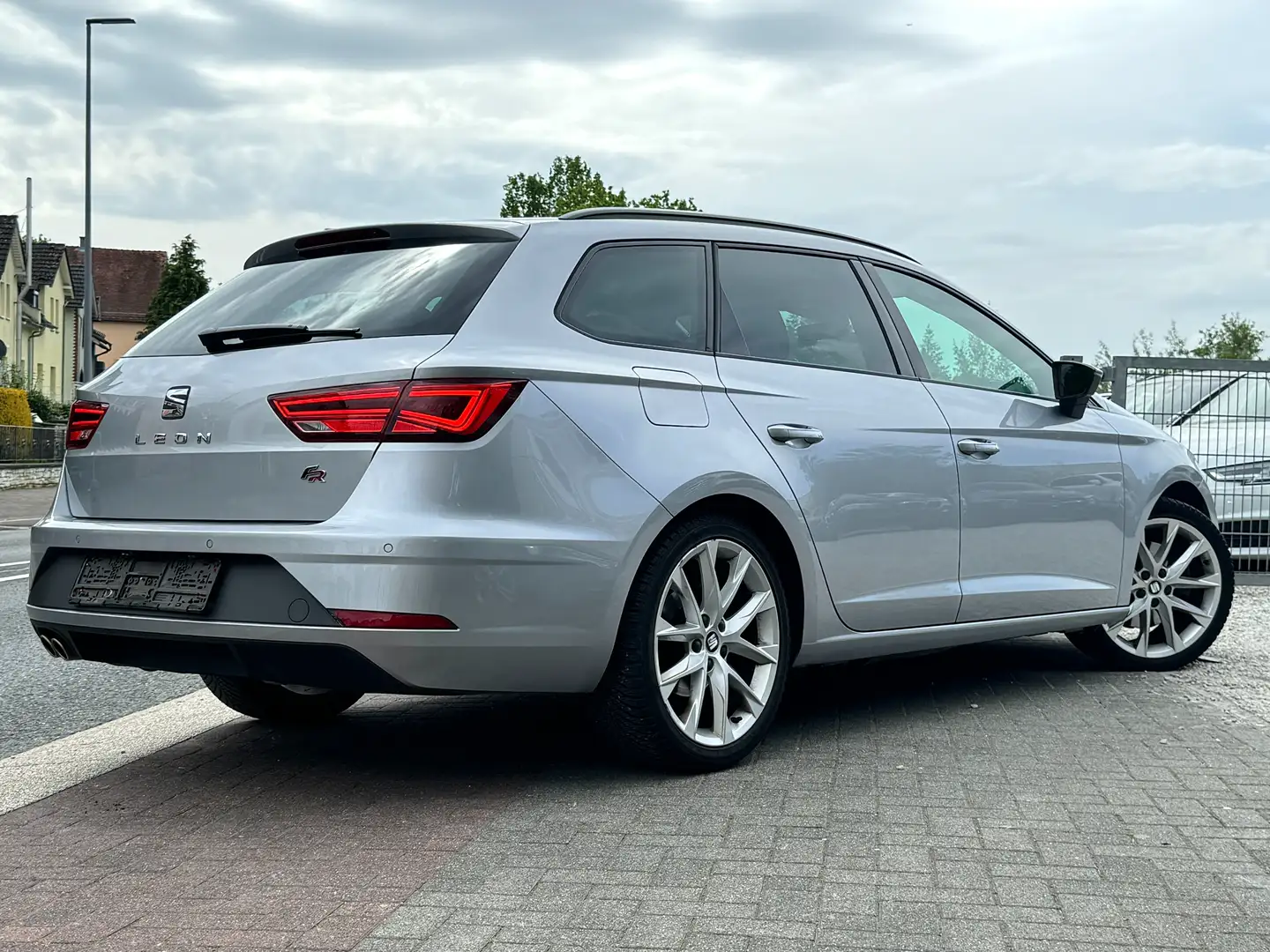 SEAT Leon FR Black Matt Edition Panorama Beats Unfallfrei Gris - 2