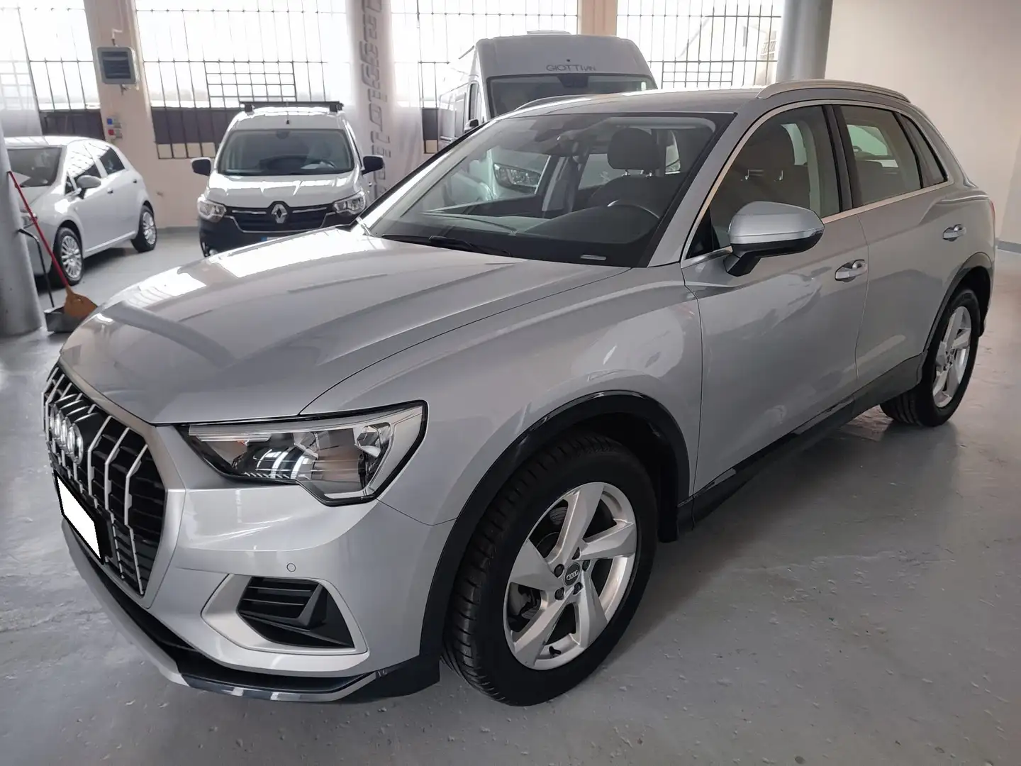 Audi Q3 35 2.0 tdi Business Advanced s-tronic srebrna - 2