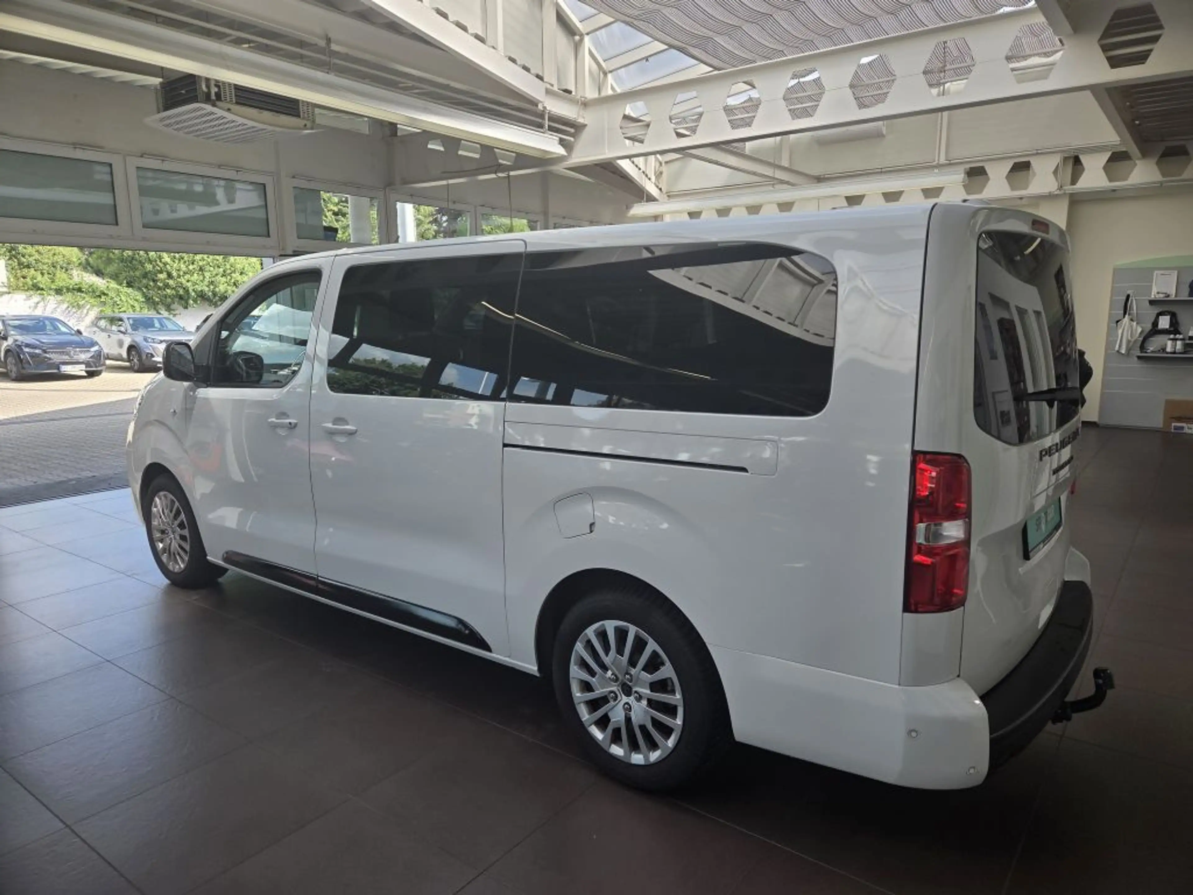 Peugeot Traveller L3 2.0 BlueHDi 180 EAT8 Active — photo 4