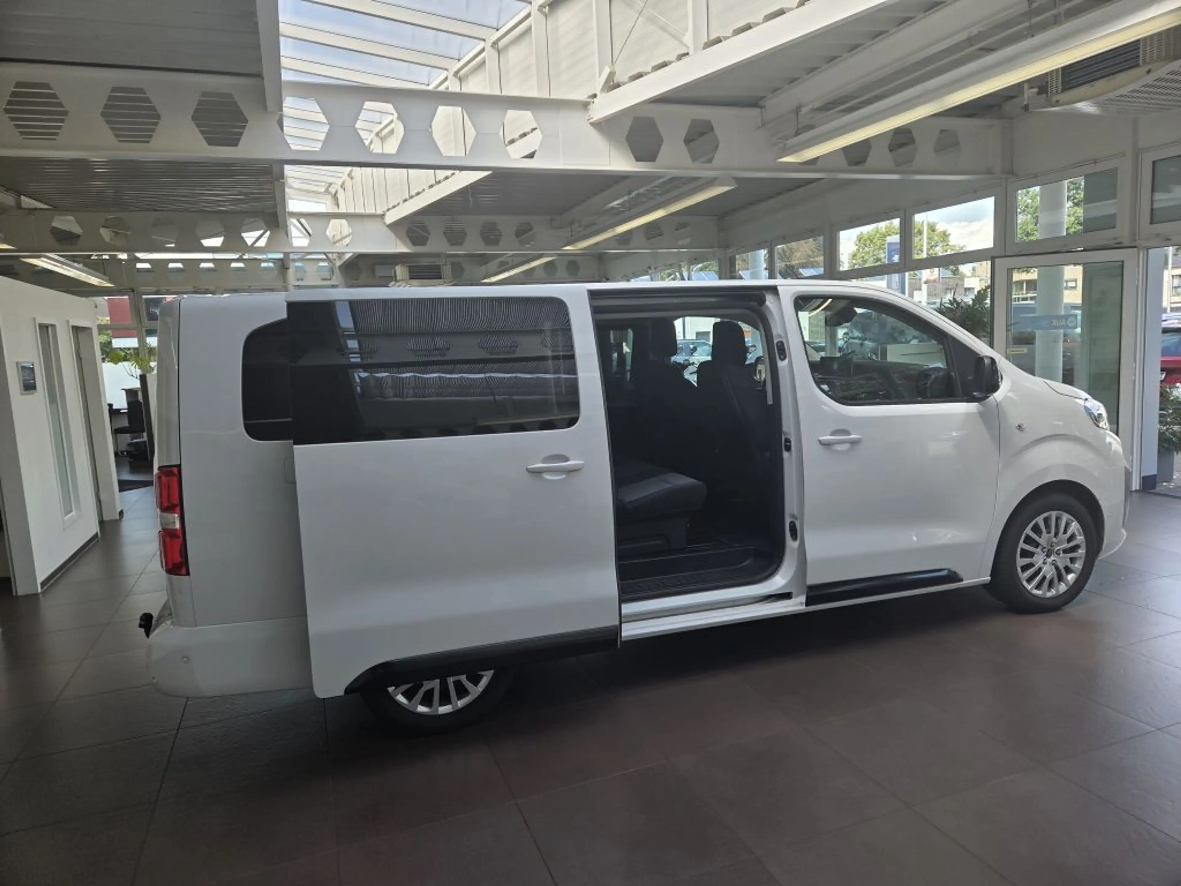 Peugeot Traveller L3 2.0 BlueHDi 180 EAT8 Active — photo 2