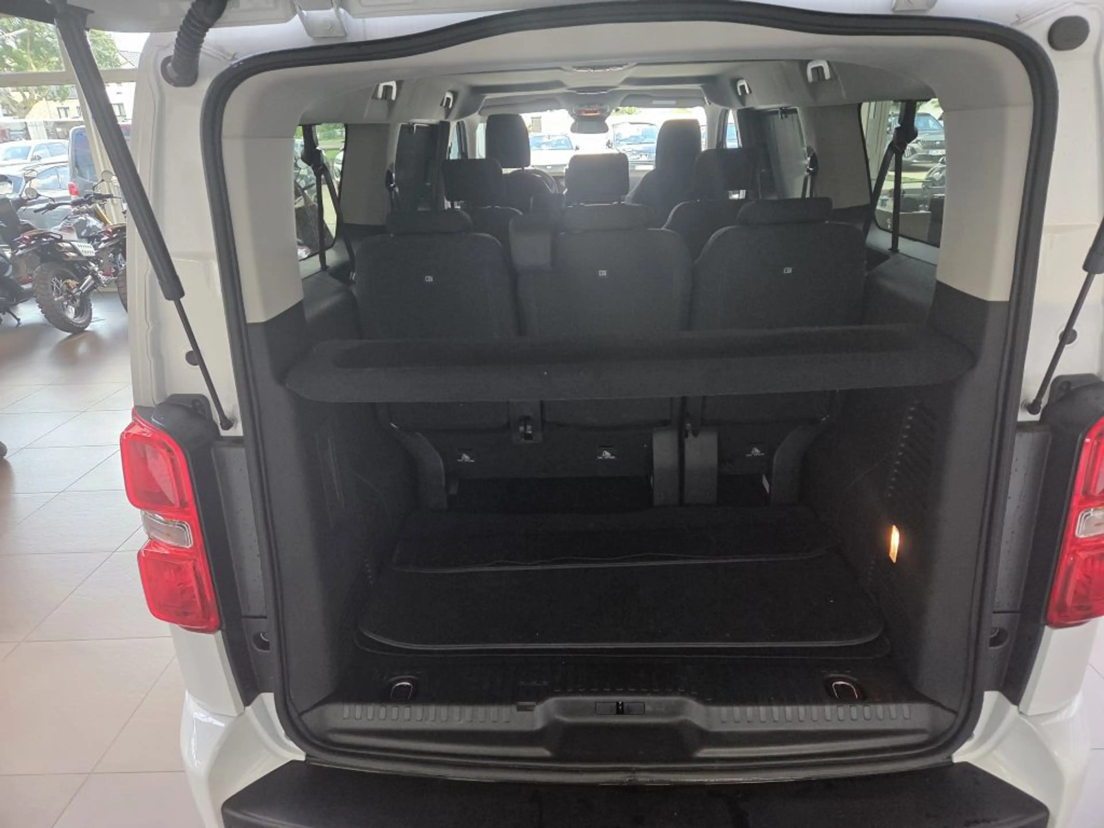 Peugeot Traveller L3 2.0 BlueHDi 180 EAT8 Active — photo 21