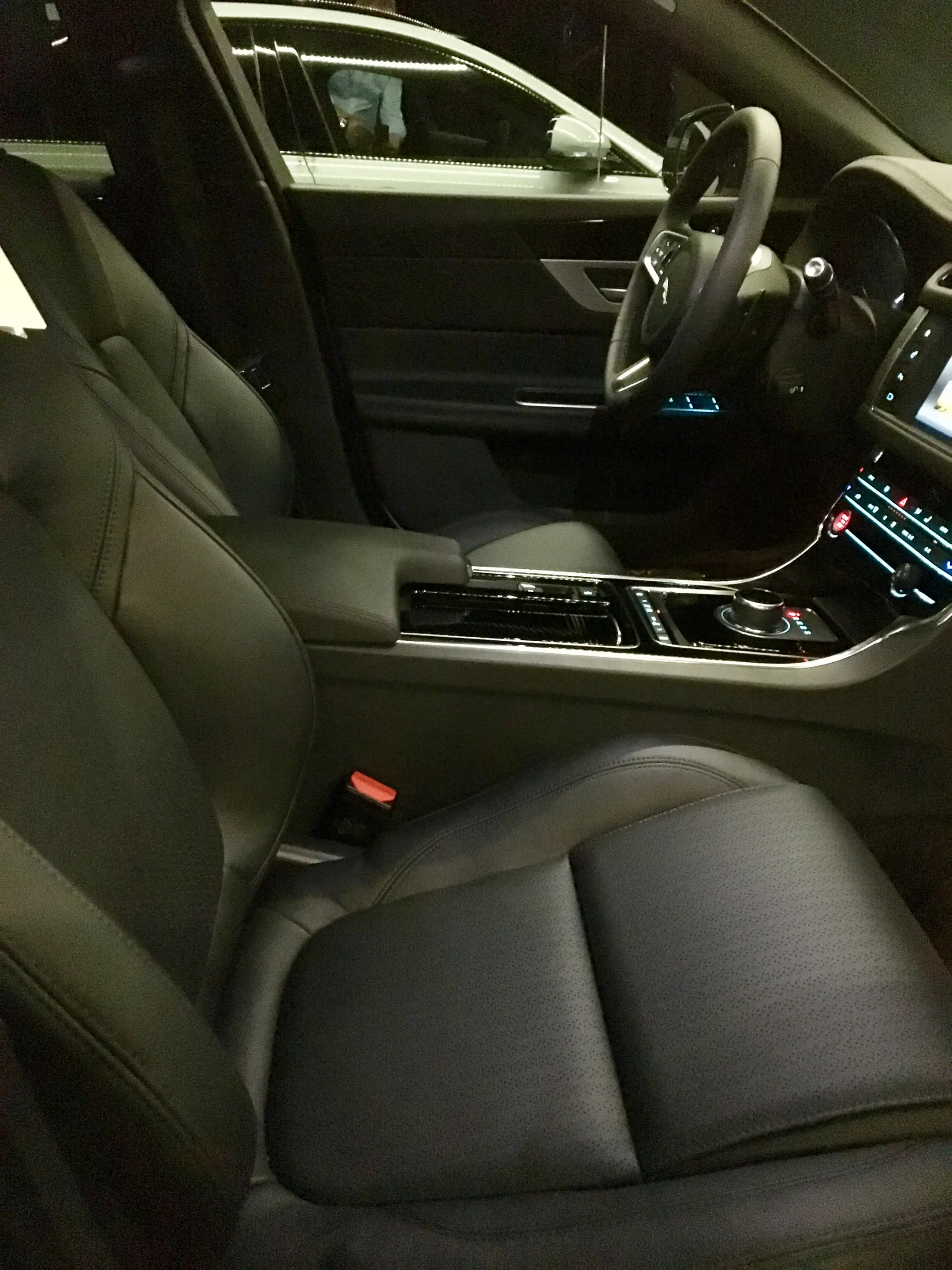 Jaguar XF SPORTBREAK PRESTIGE — photo 3