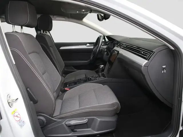 Volkswagen Passat view 9