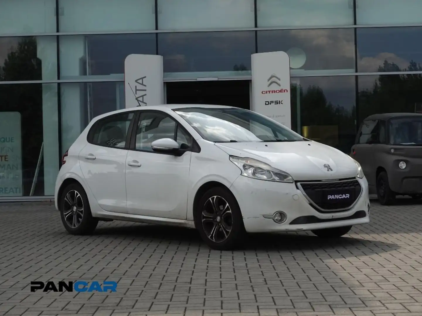 Peugeot 208 5p 1.4 hdi 8v Allure OK Neopatentati Bianco - 1