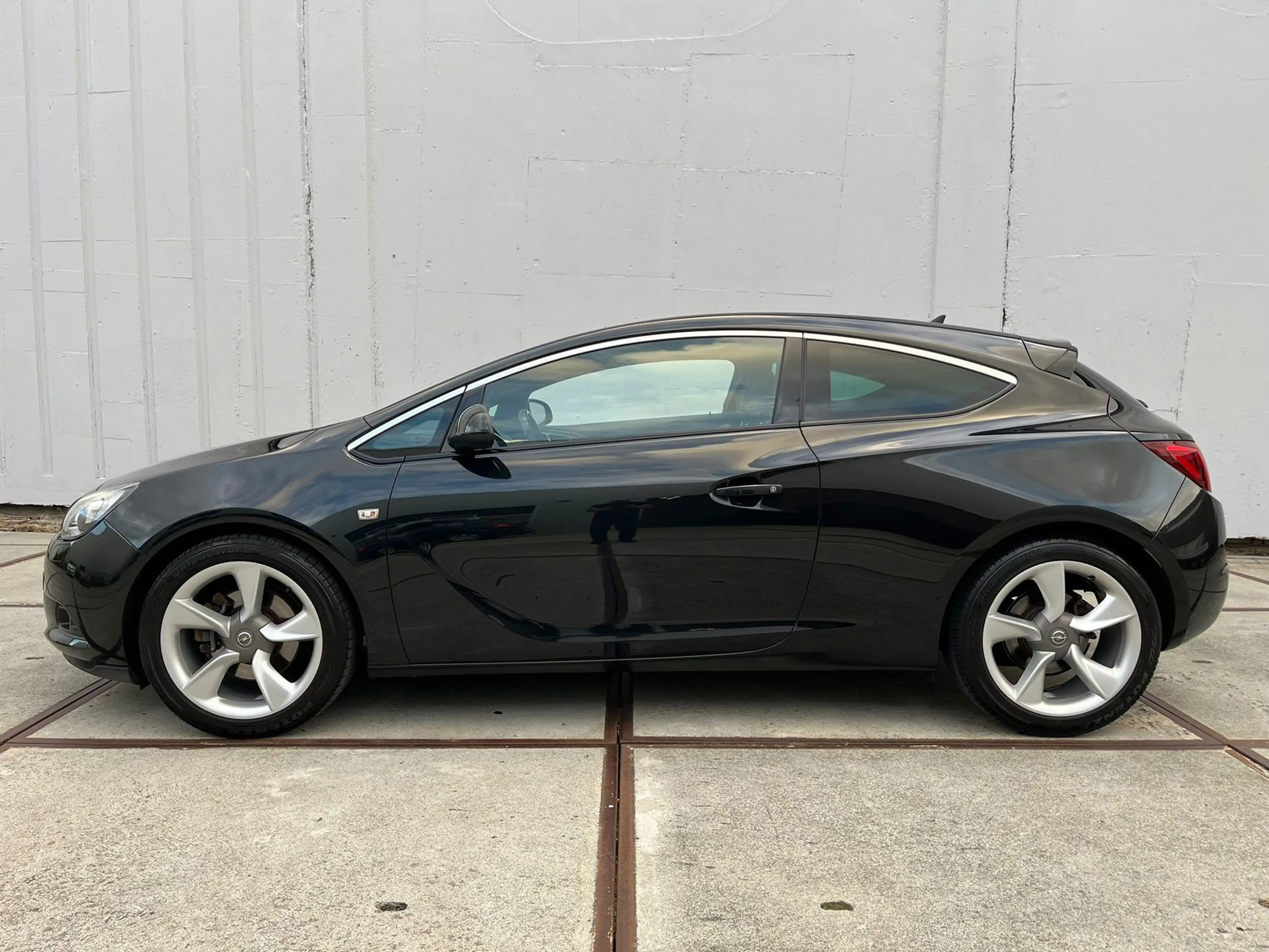 Opel Astra GTC 1.6 Turbo 200 pk Sport | NAP | clima | navi | — photo 2