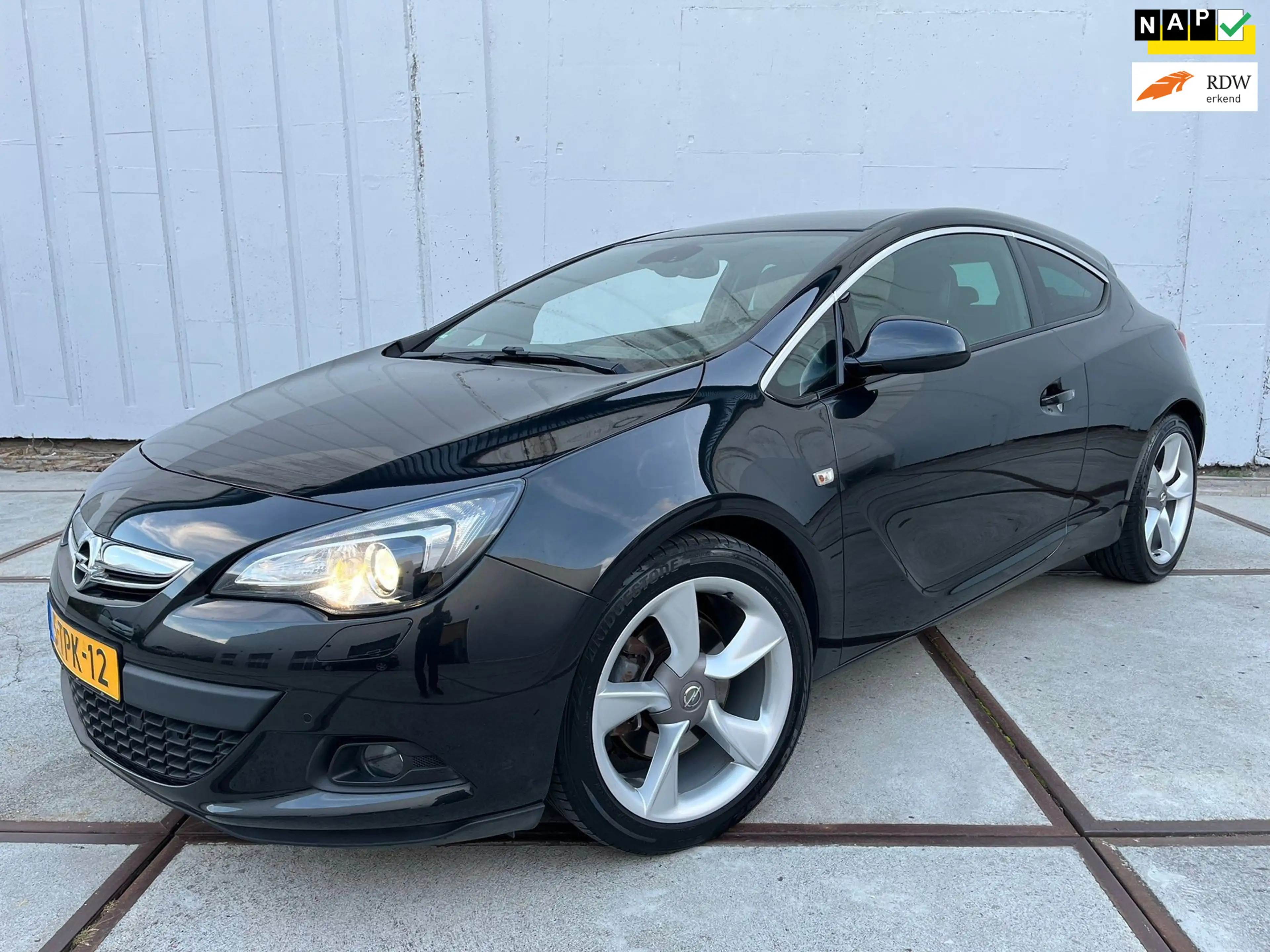 Opel Astra GTC 1.6 Turbo 200 pk Sport | NAP | clima | navi |