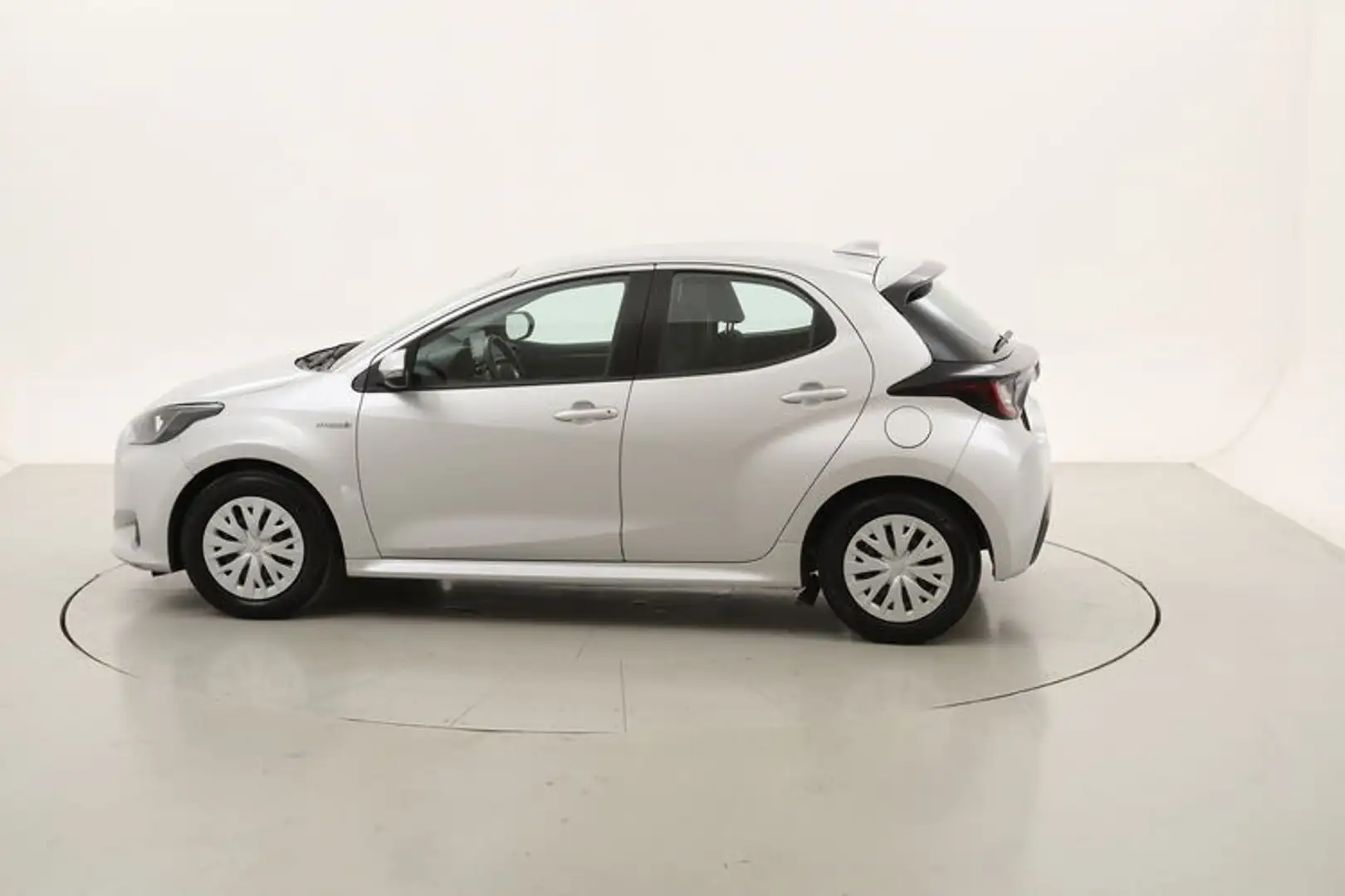 Toyota Yaris Hybrid Business 1.5 Full Hybrid 116CV Gümüş rengi - 2
