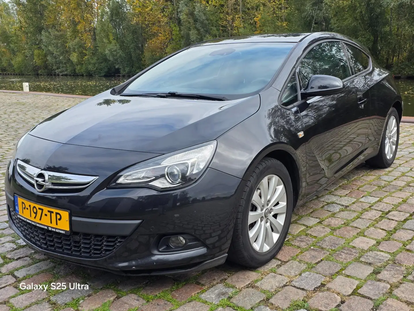 Opel Astra GTC 1.4 Turbo Sport airco cruis control cv op afs Zwart - 2