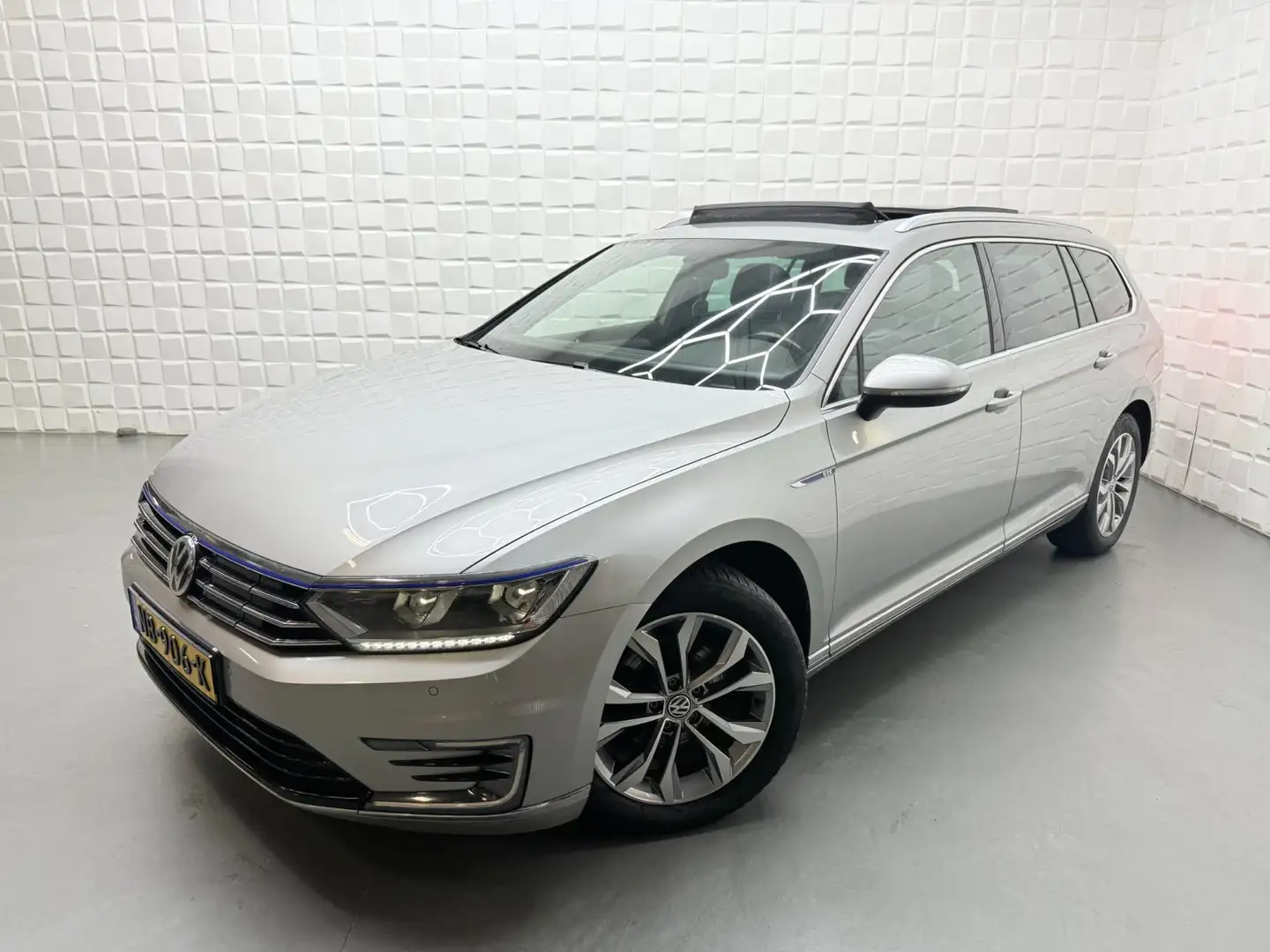 Volkswagen Passat Variant 1.4 TSI GTE PANO VIRTUAL CAMERA Grijs - 1
