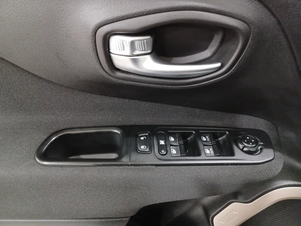 Jeep Renegade снимка Jeep Renegade