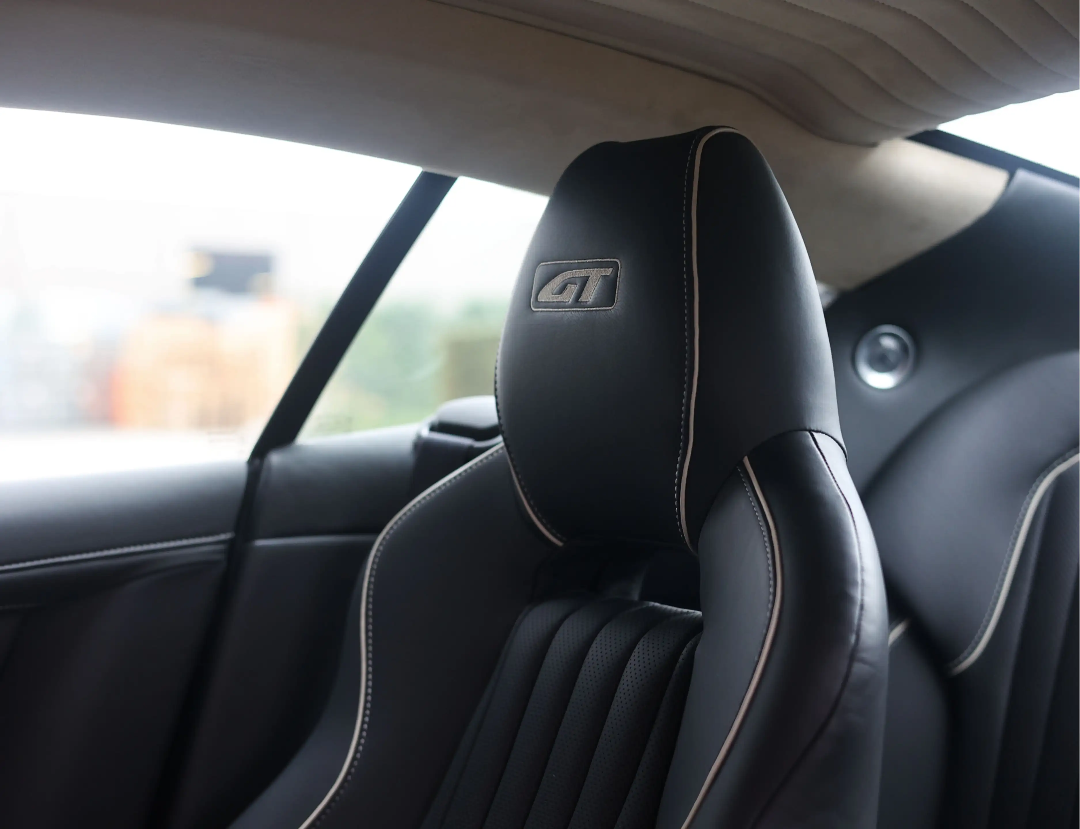 Aston Martin DB9 5.9 V12 GT | Scintilla Silver - One-77 stuur — photo 4