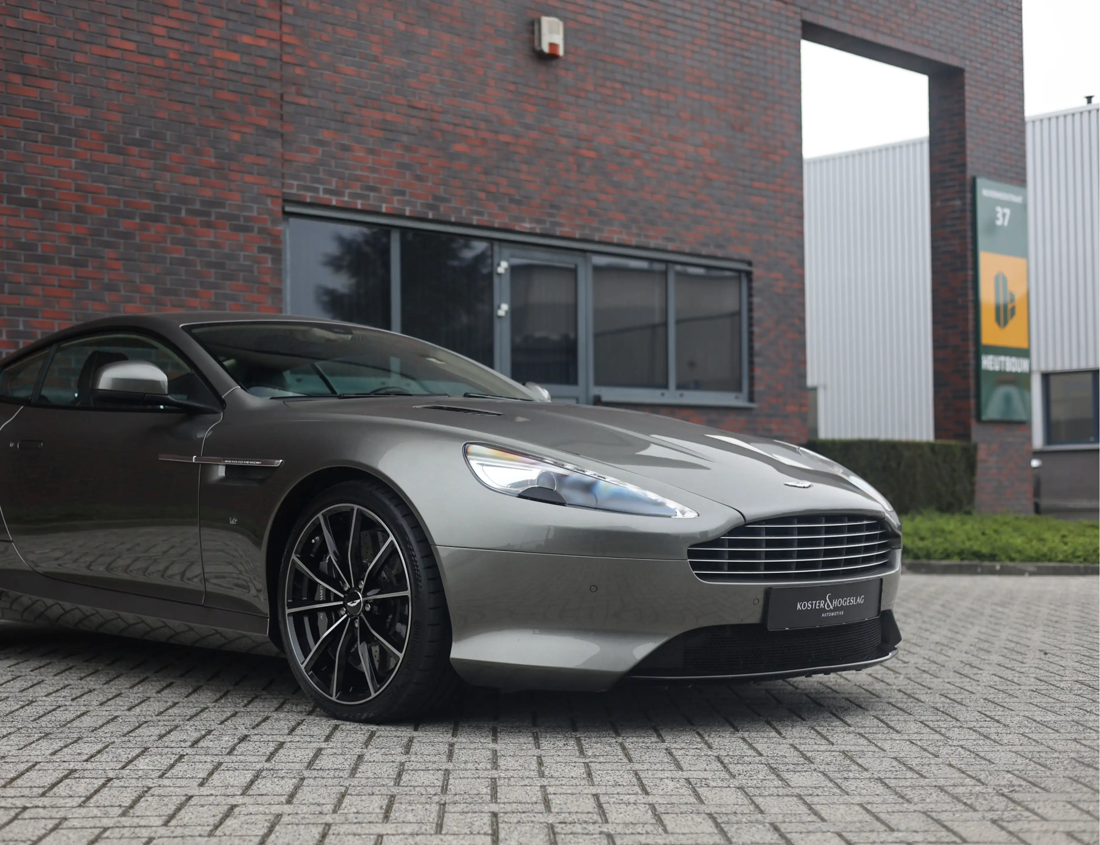 Aston Martin DB9 5.9 V12 GT | Scintilla Silver - One-77 stuur — photo 8