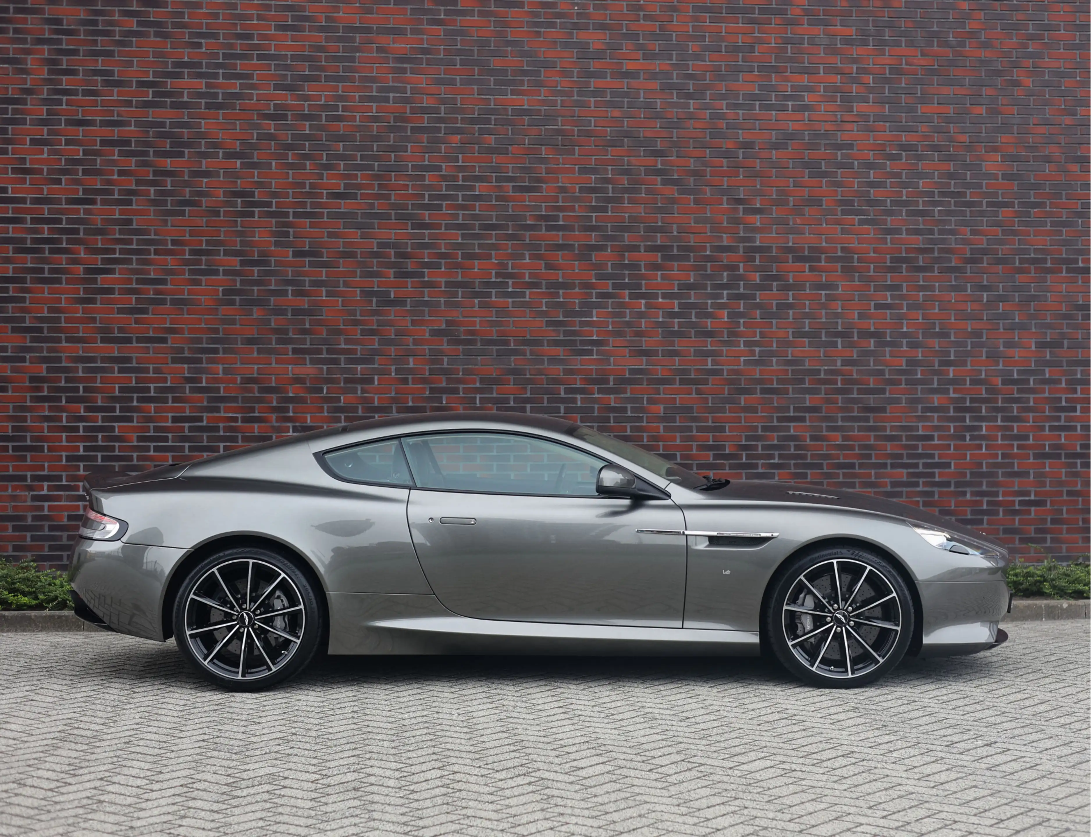 Aston Martin DB9 5.9 V12 GT | Scintilla Silver - One-77 stuur — photo 15