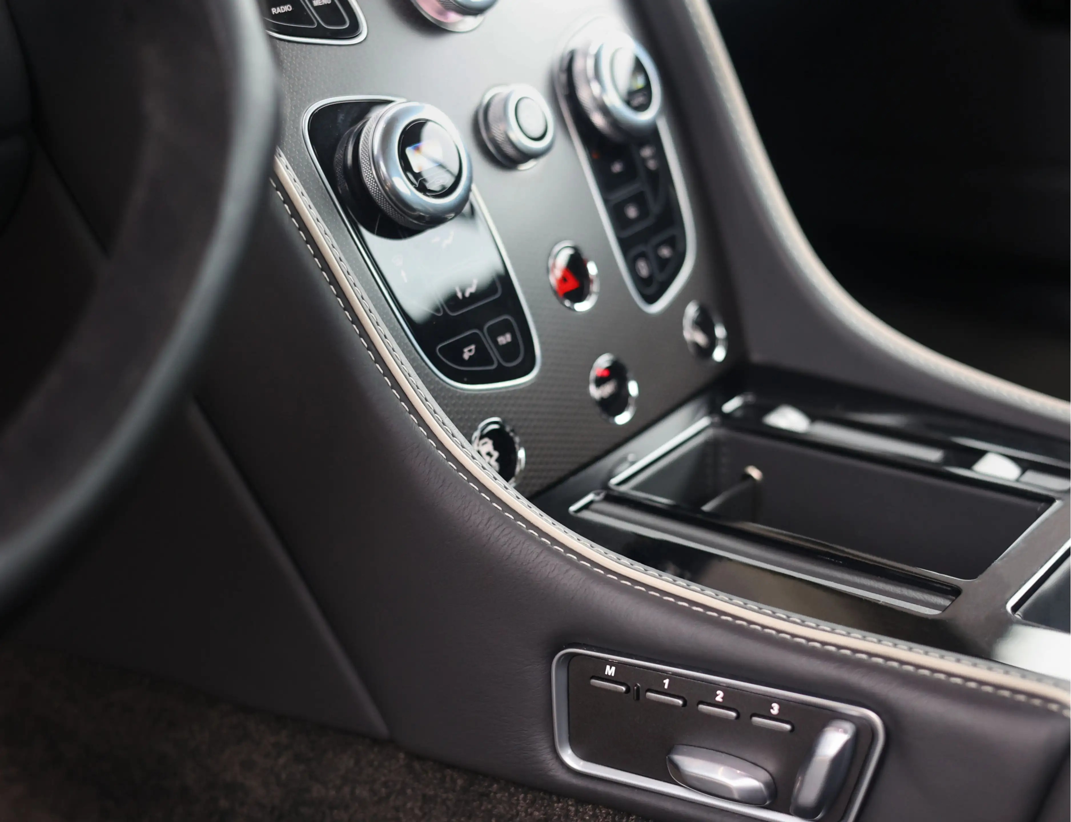 Aston Martin DB9 5.9 V12 GT | Scintilla Silver - One-77 stuur — photo 5