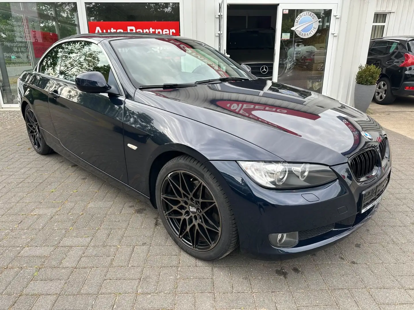 BMW 320 i Cabrio Xenom Leder Navi Blau - 2