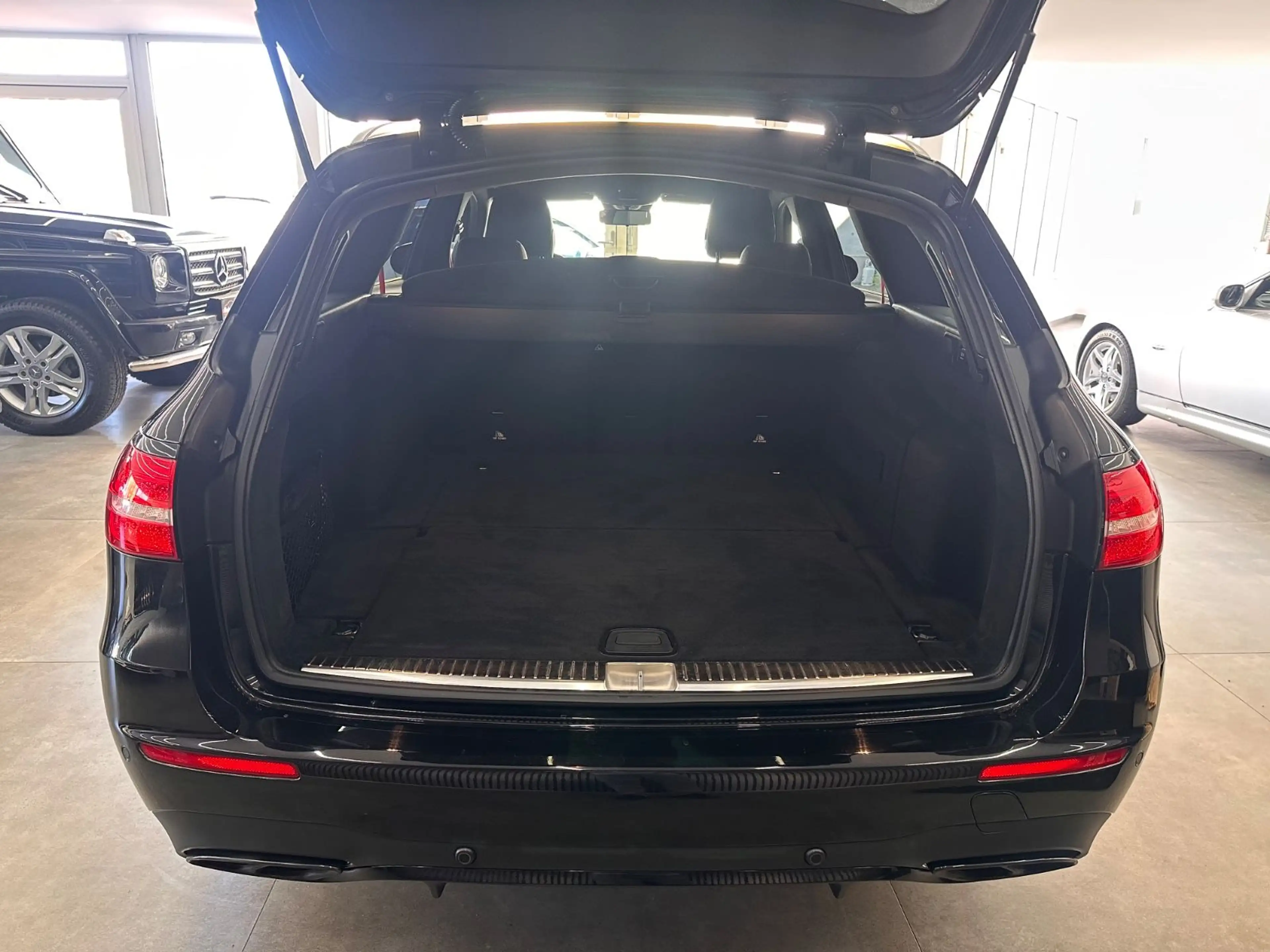 Mercedes-Benz E 43 AMG 4Matic*Airmatic*NightPaket*Kamera*MBUX* — photo 11