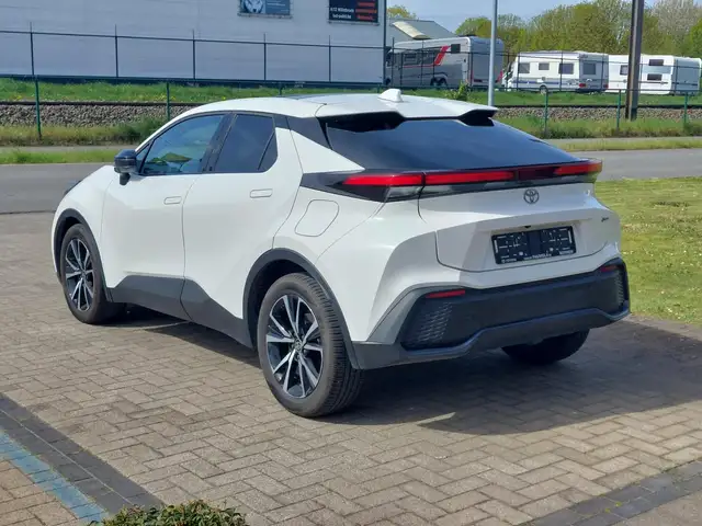Toyota C-HR view 4