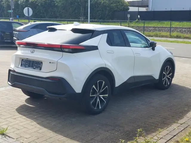 Toyota C-HR view 2