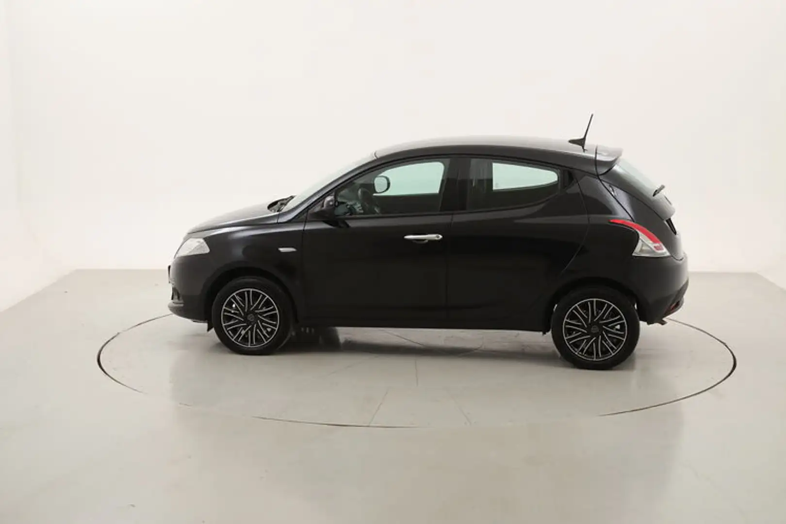 Lancia Ypsilon Hybrid Oro 1.0 Mild Hybrid 69CV Nero - 2