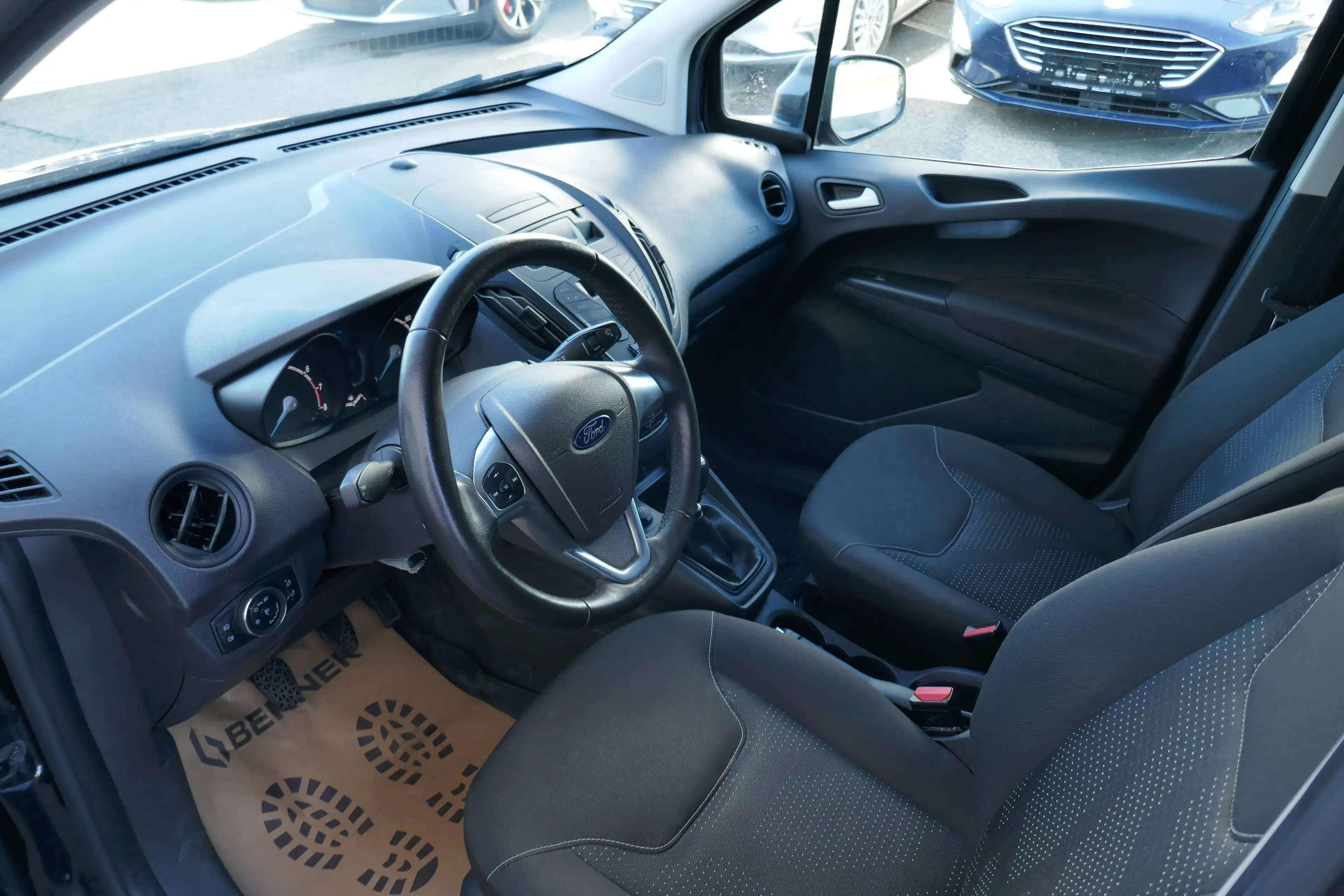Ford Transit Courier Trend — photo 11