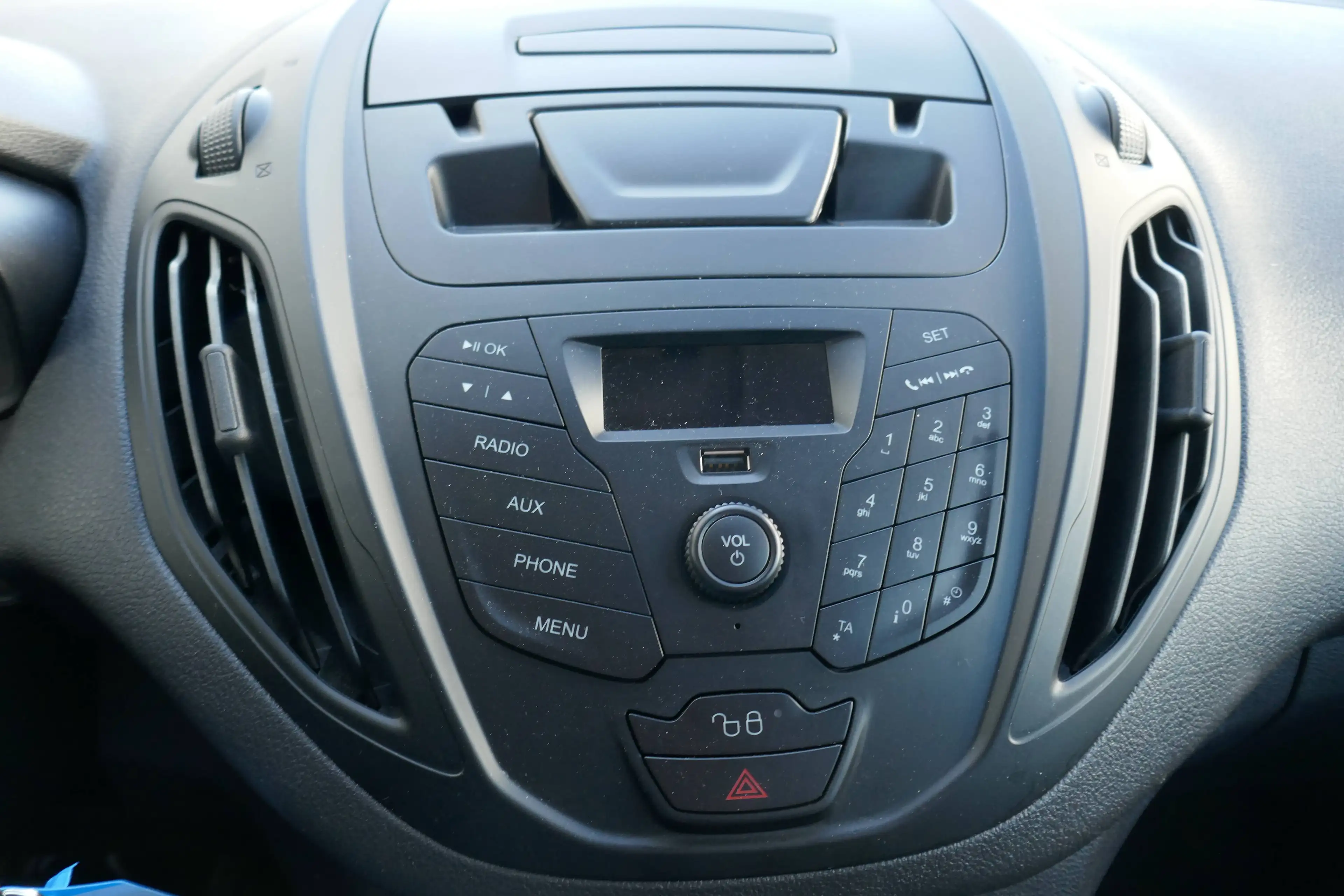 Ford Transit Courier Trend — photo 16