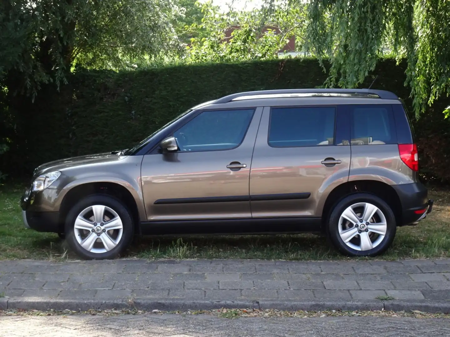 Skoda Yeti 1.2 TSI Tour met Navi en Trekhaak Bruin - 2