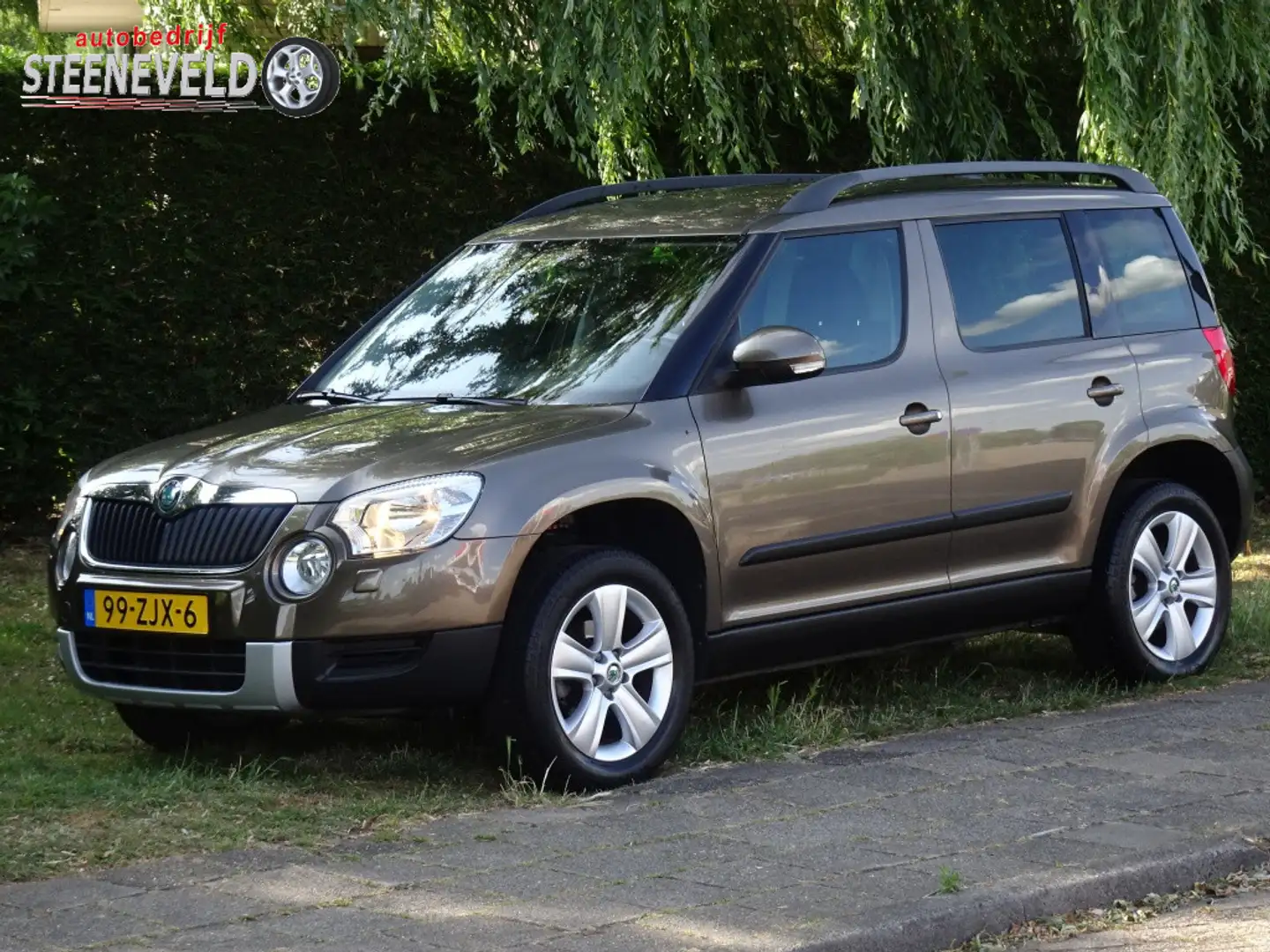 Skoda Yeti 1.2 TSI Tour met Navi en Trekhaak Bruin - 1