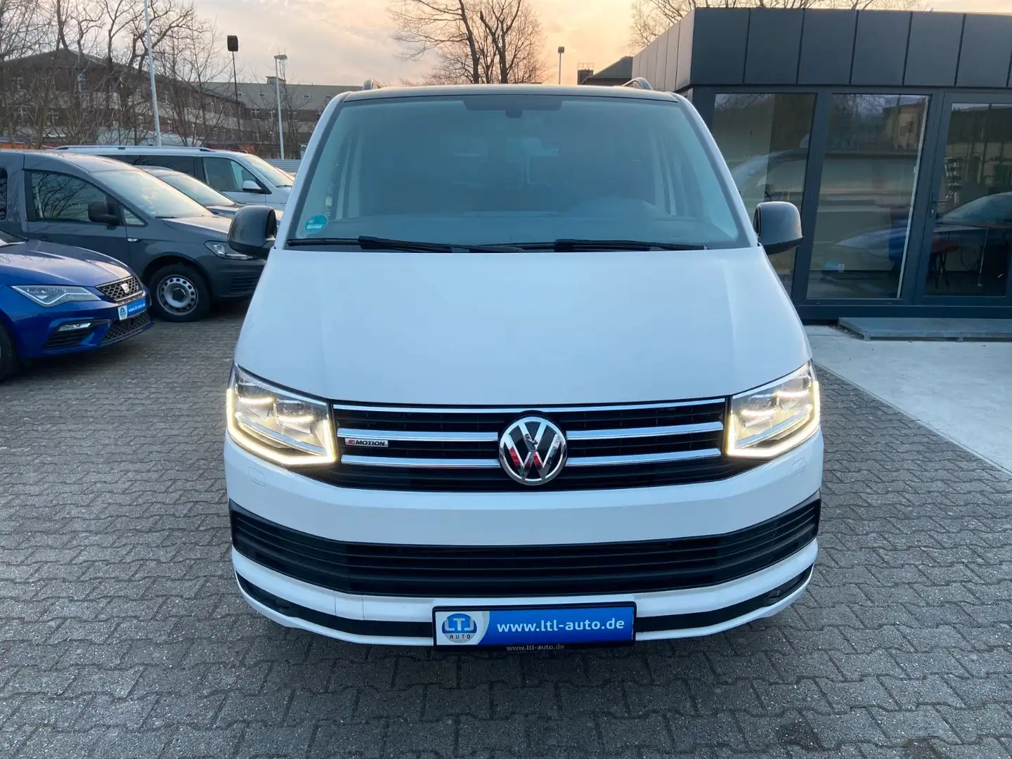 Volkswagen T6 Transporter DSG 4x4 5Sitzer AHK NAVI LED EDIT Blanco - 2