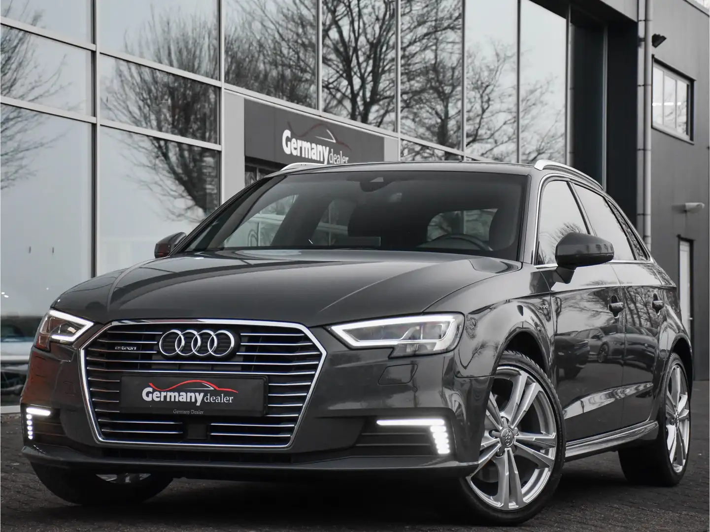 Audi A3 Sportback 1.4 e-tron 204pk Lease Edition Nanogrijs Grijs - 1