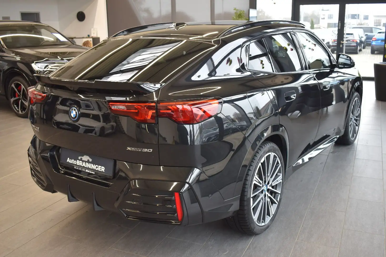 BMW iX2 xDrive30 M Sport Pro LED~LiveC~360°Kam~Pano Schwarz - 2