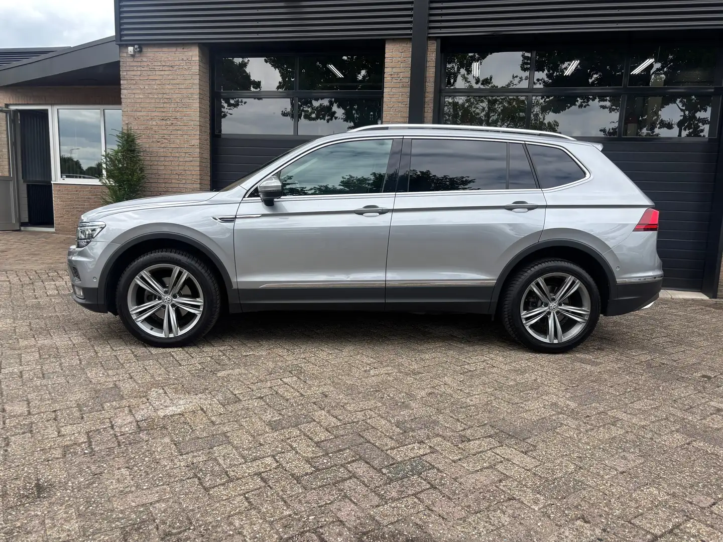 Volkswagen Tiguan Allspace 2.0 TDI Highline Business R 7pers automaat Grijs - 2