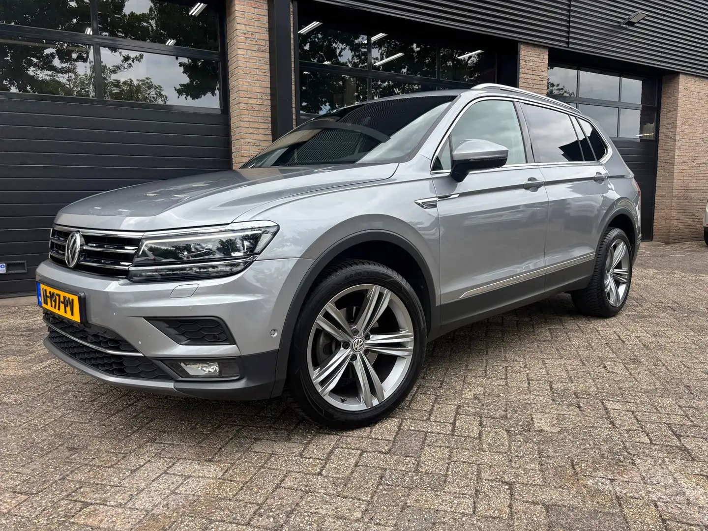 Volkswagen Tiguan Allspace 2.0 TDI Highline Business R 7pers automaat Grijs - 1