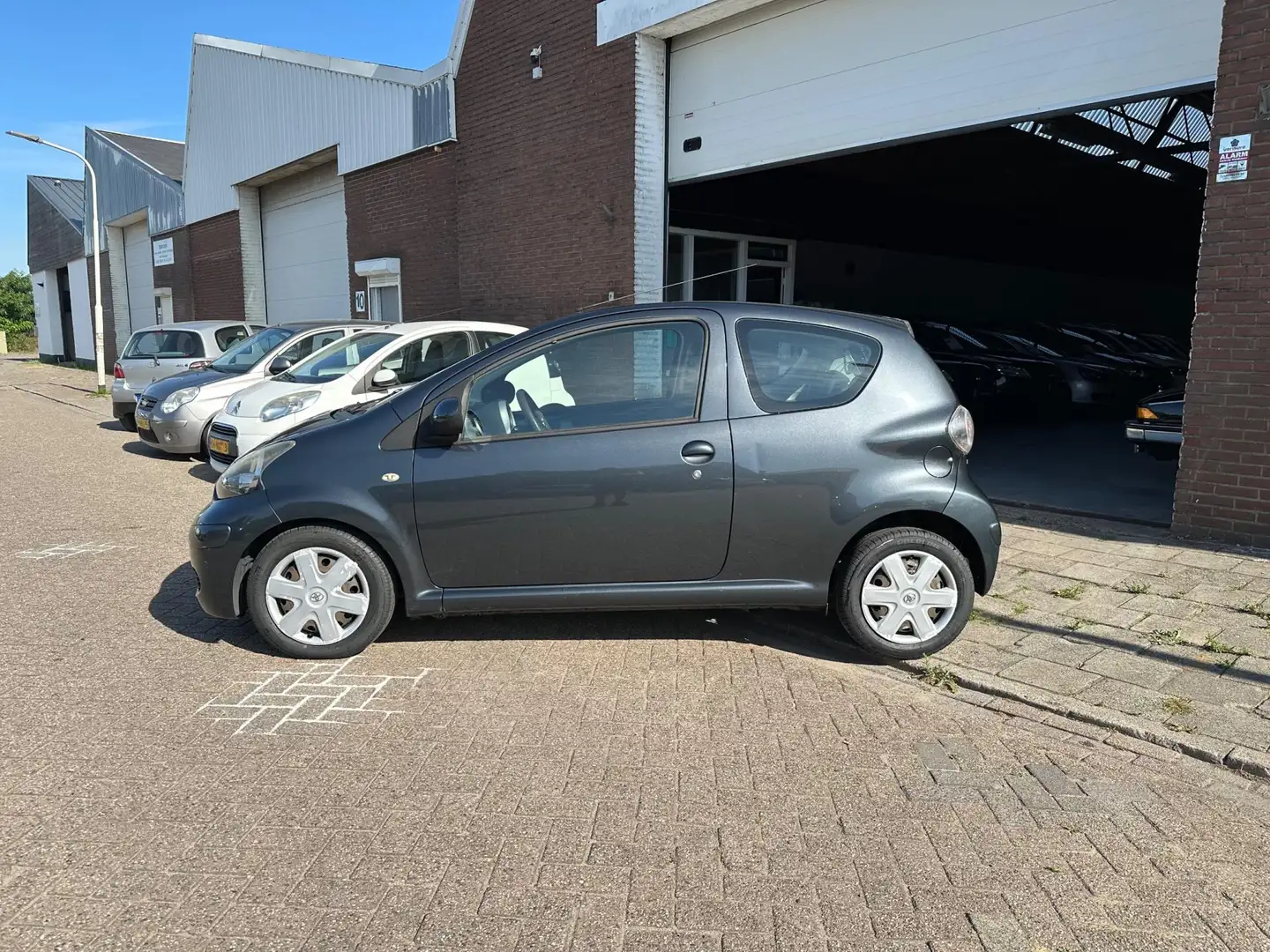 Toyota Aygo 1.0-12V Comfort | Airco | Elektrische Ramen Grijs - 2
