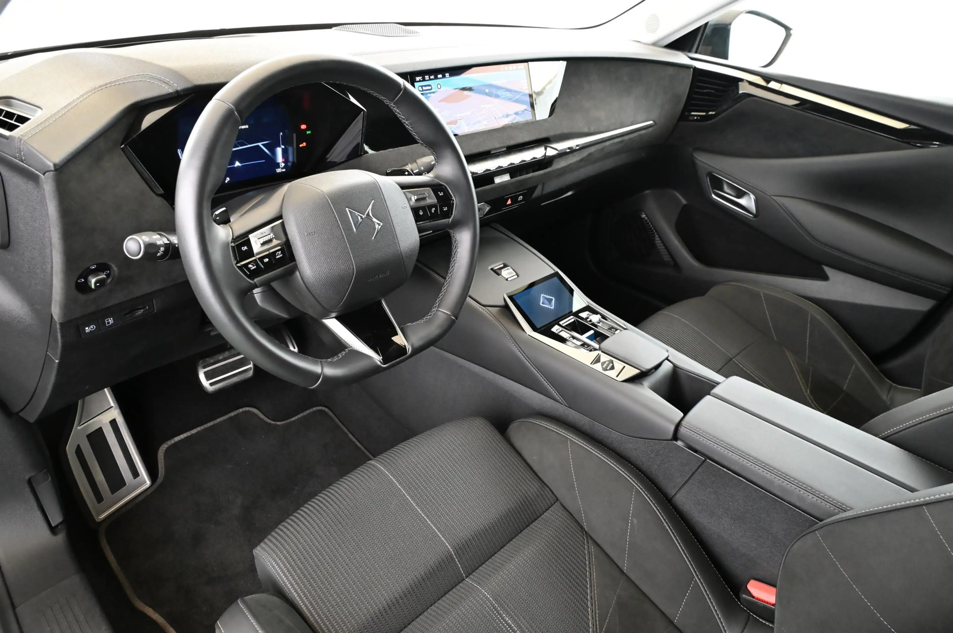 DS Automobiles DS 4 1.6 E-Tense 225 Etolie Alcantara UVP 53.000 EUR — photo 12