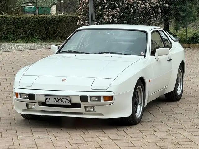 Porsche 944