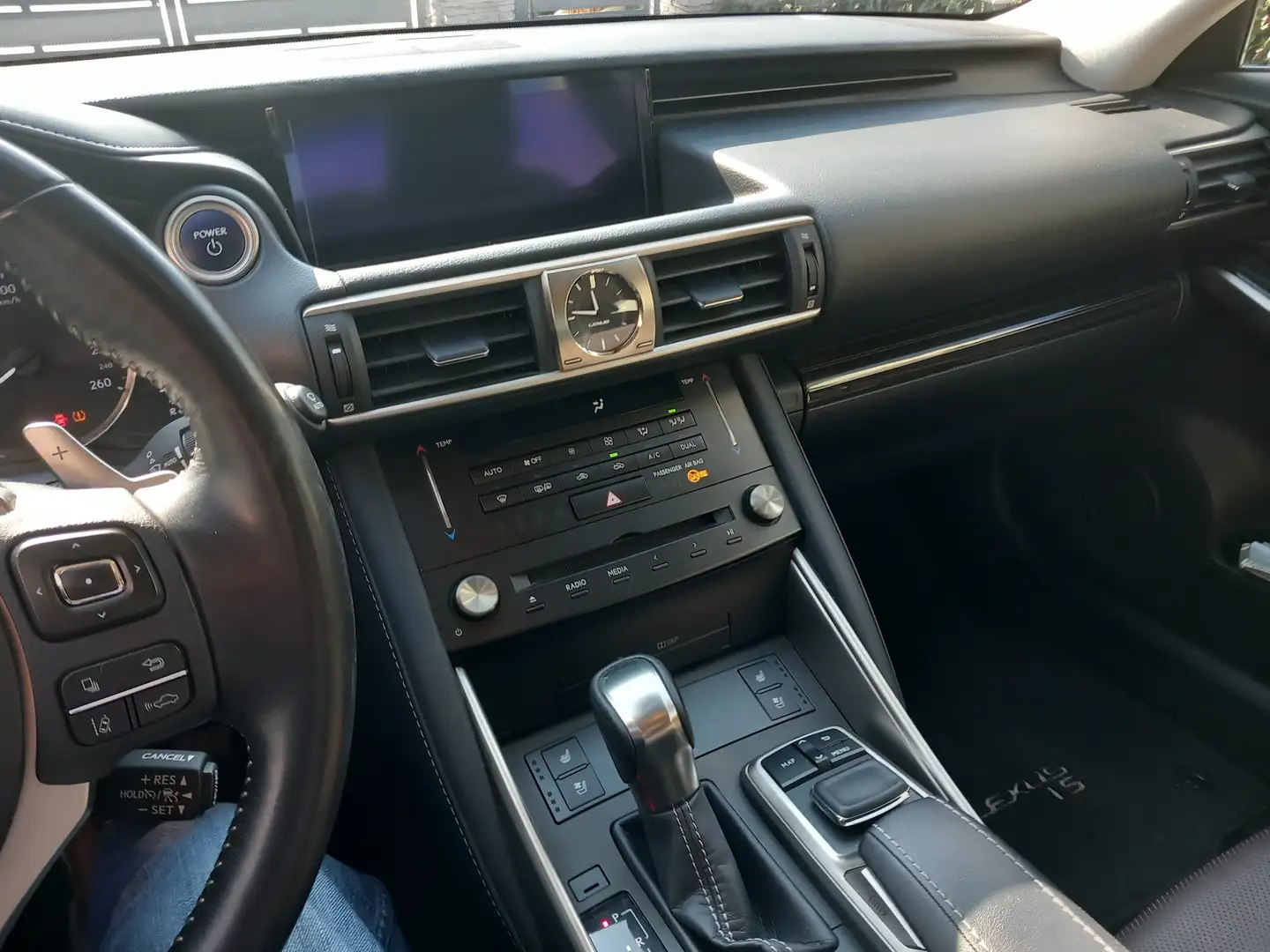 Lexus IS 300 IS III 2017 300h 2.5 Luxury cvt Argent - 1