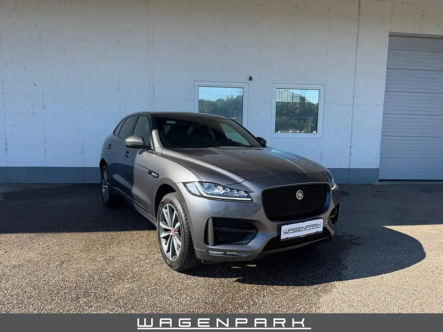 Jaguar F-Pace 20d AWD Black Pack R-Sport Aut. Grau - 1